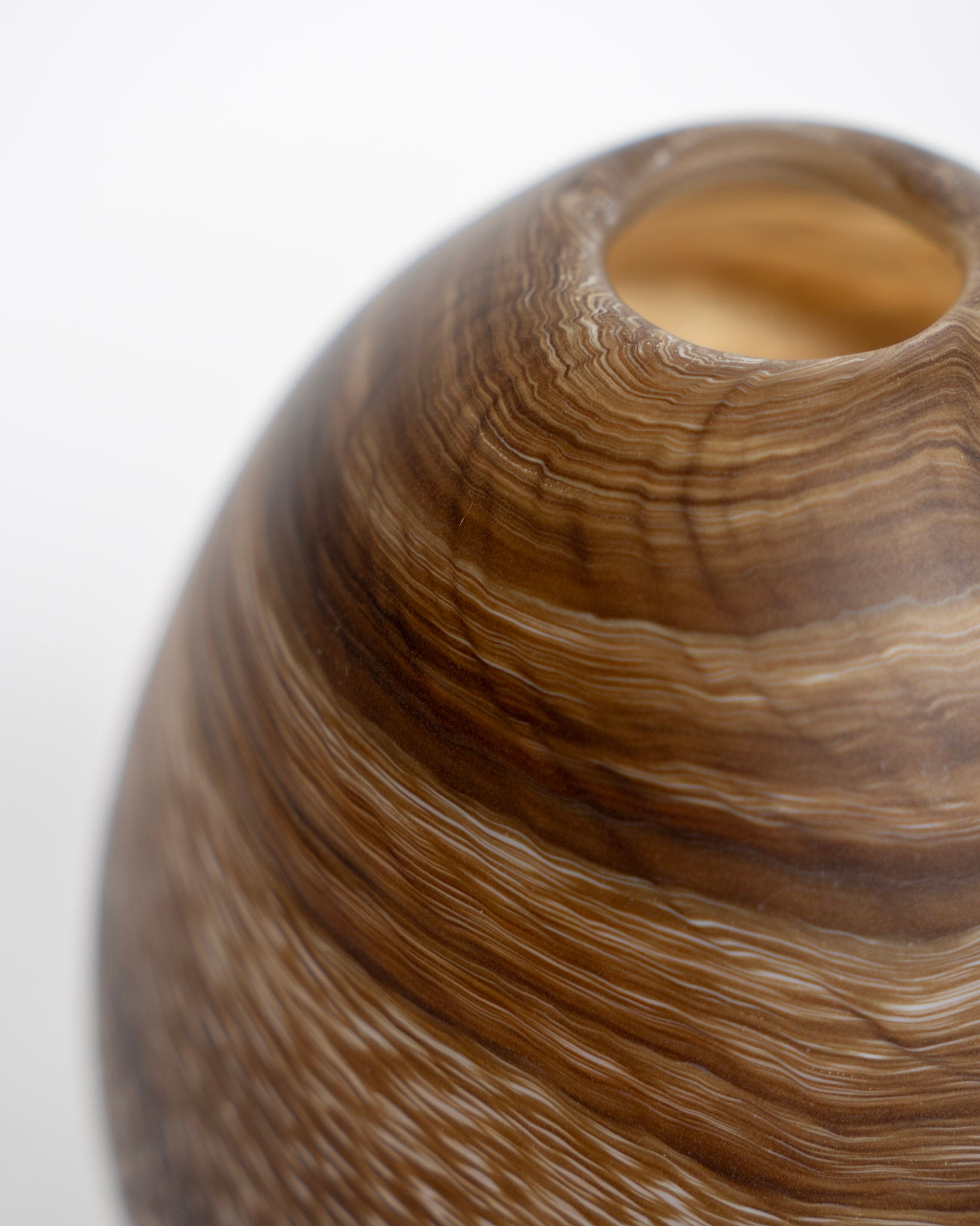 Brun eggvase med åpen topp og tydelig åremønster
