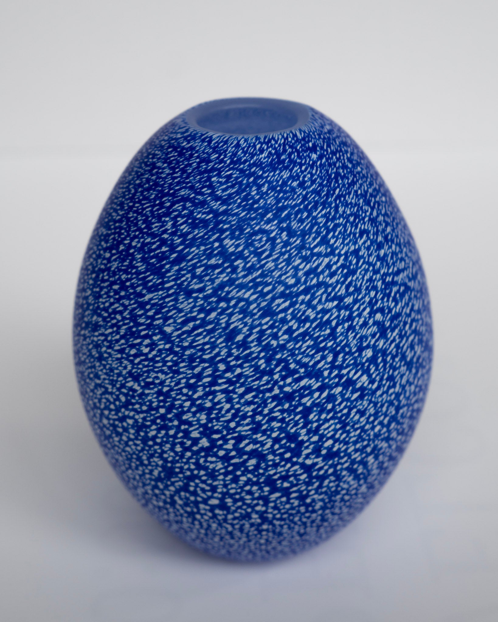 Blålilla eggvase med glitrende prikker og rund åpning