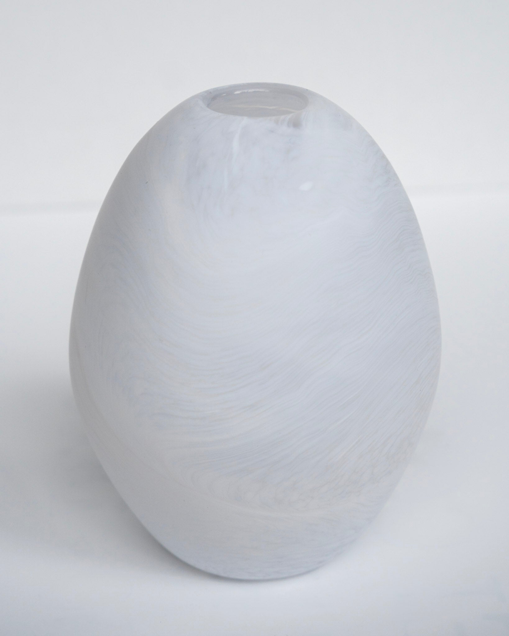 Eggevase i hvit, eggformet keramikk med åpen topp