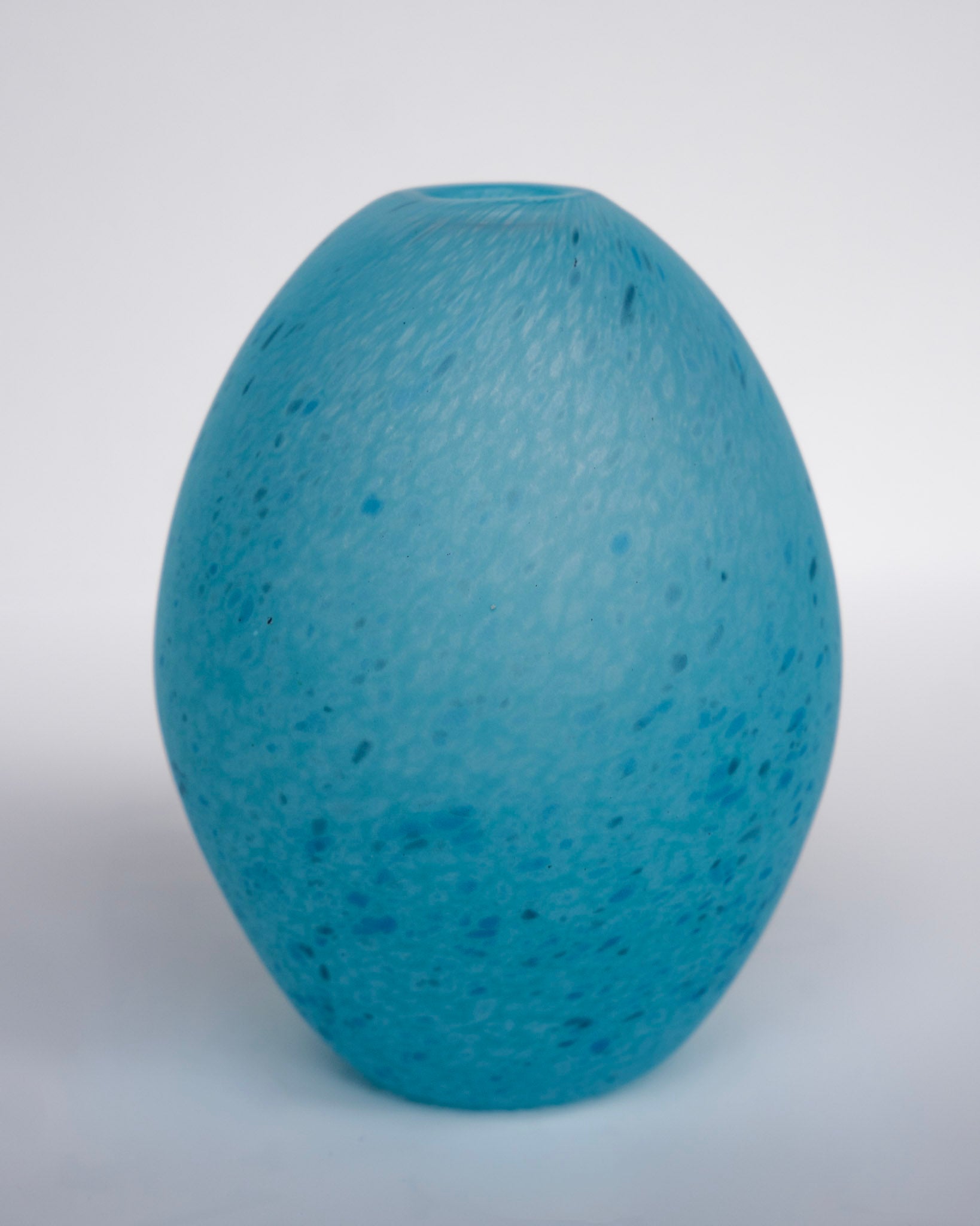 Turkis eggvase i eggform med prikket overflade
