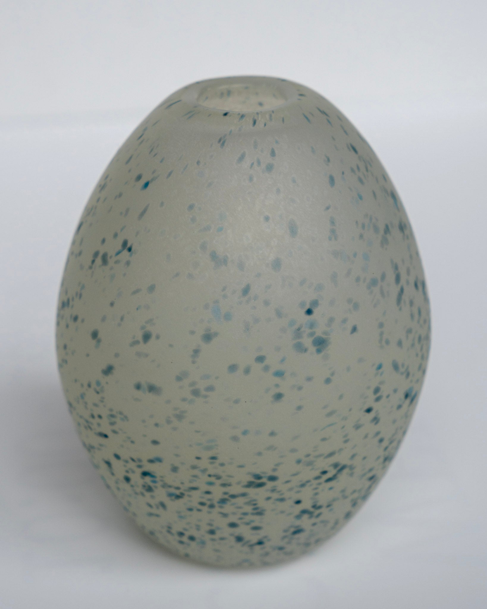 Eggevase i lys grønn med blå sprutmønster og rund form