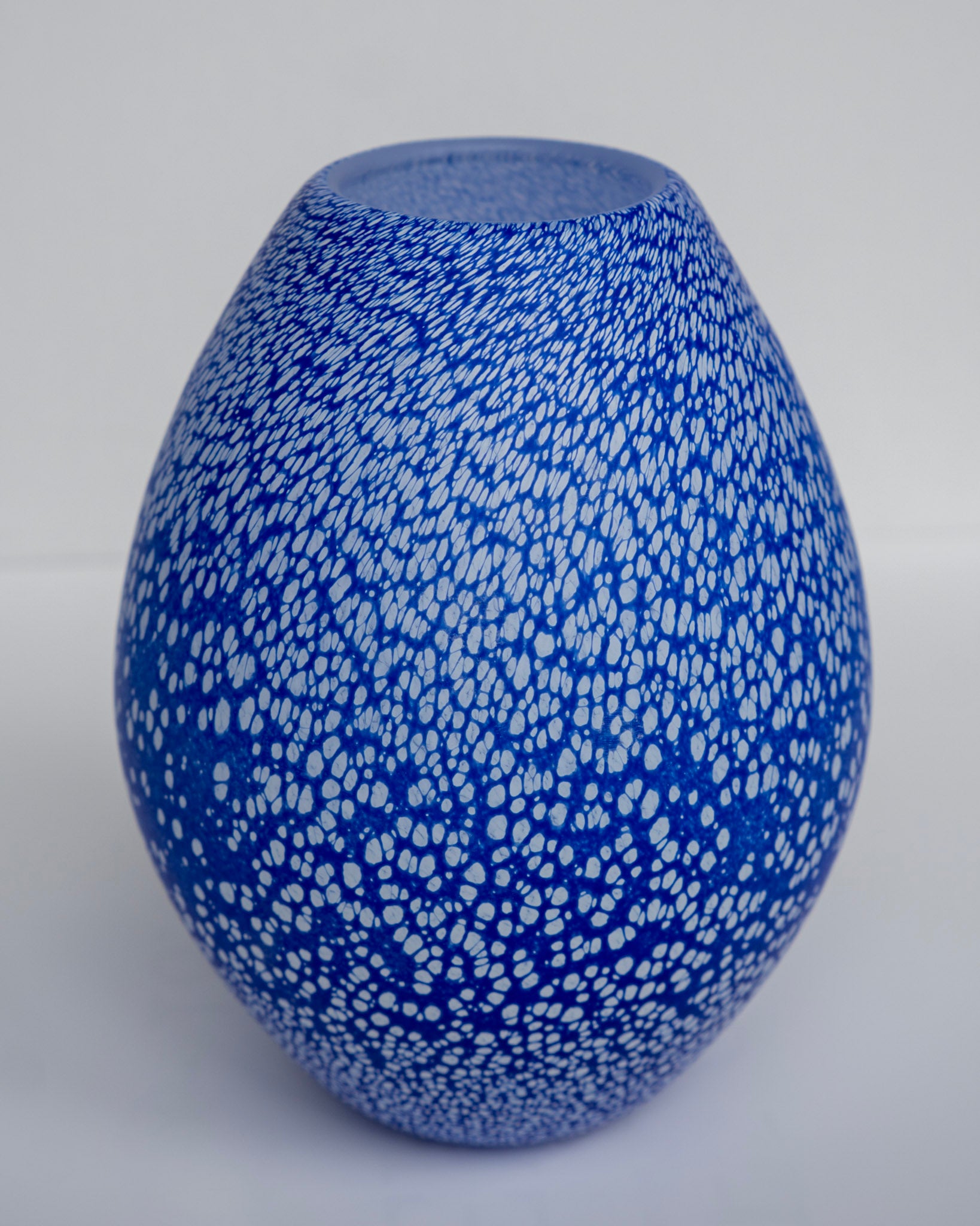 Stor eggformet vase i blålilla med prikket mønster