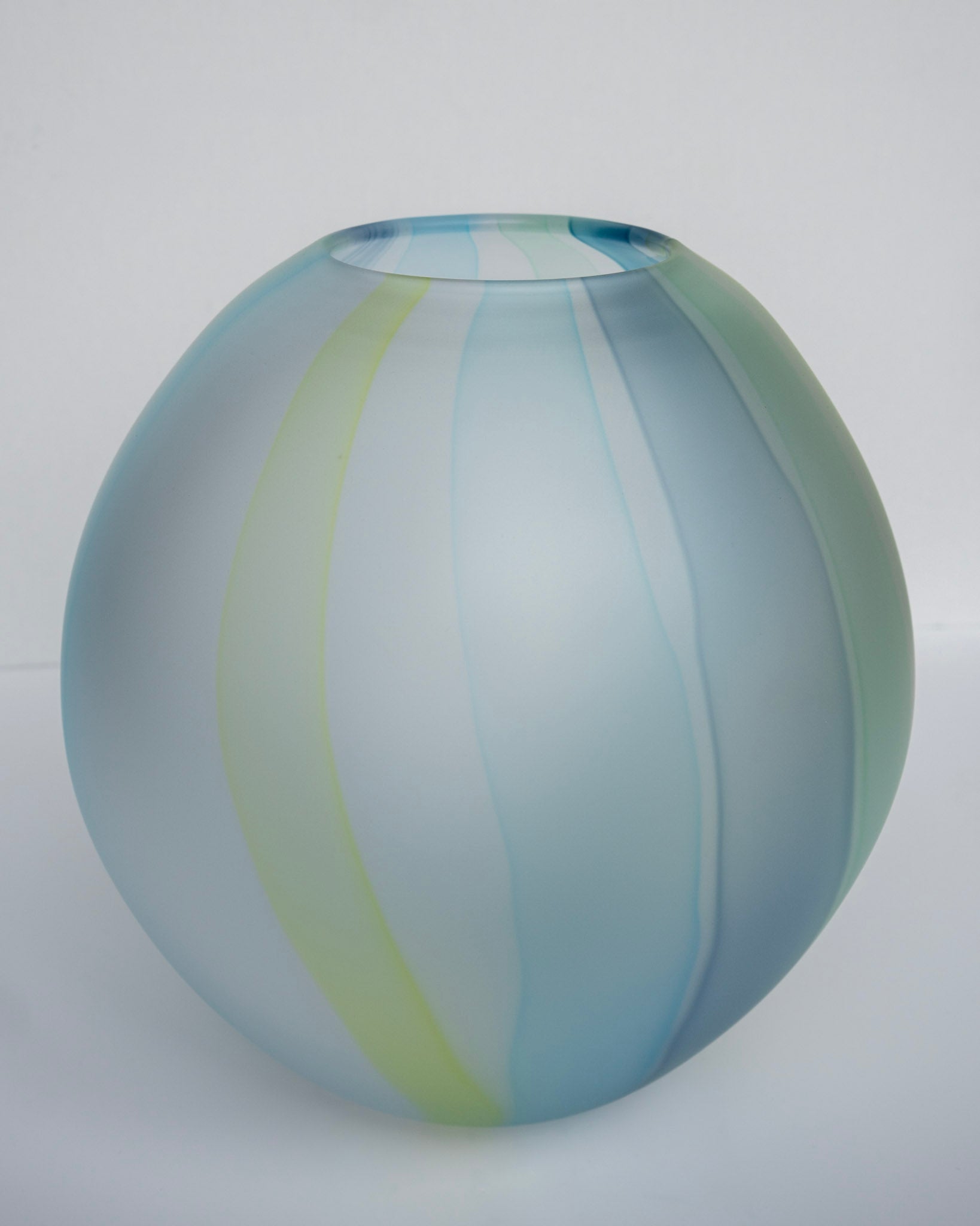 Rund vase i pastellblått og grønt med stripete mønster