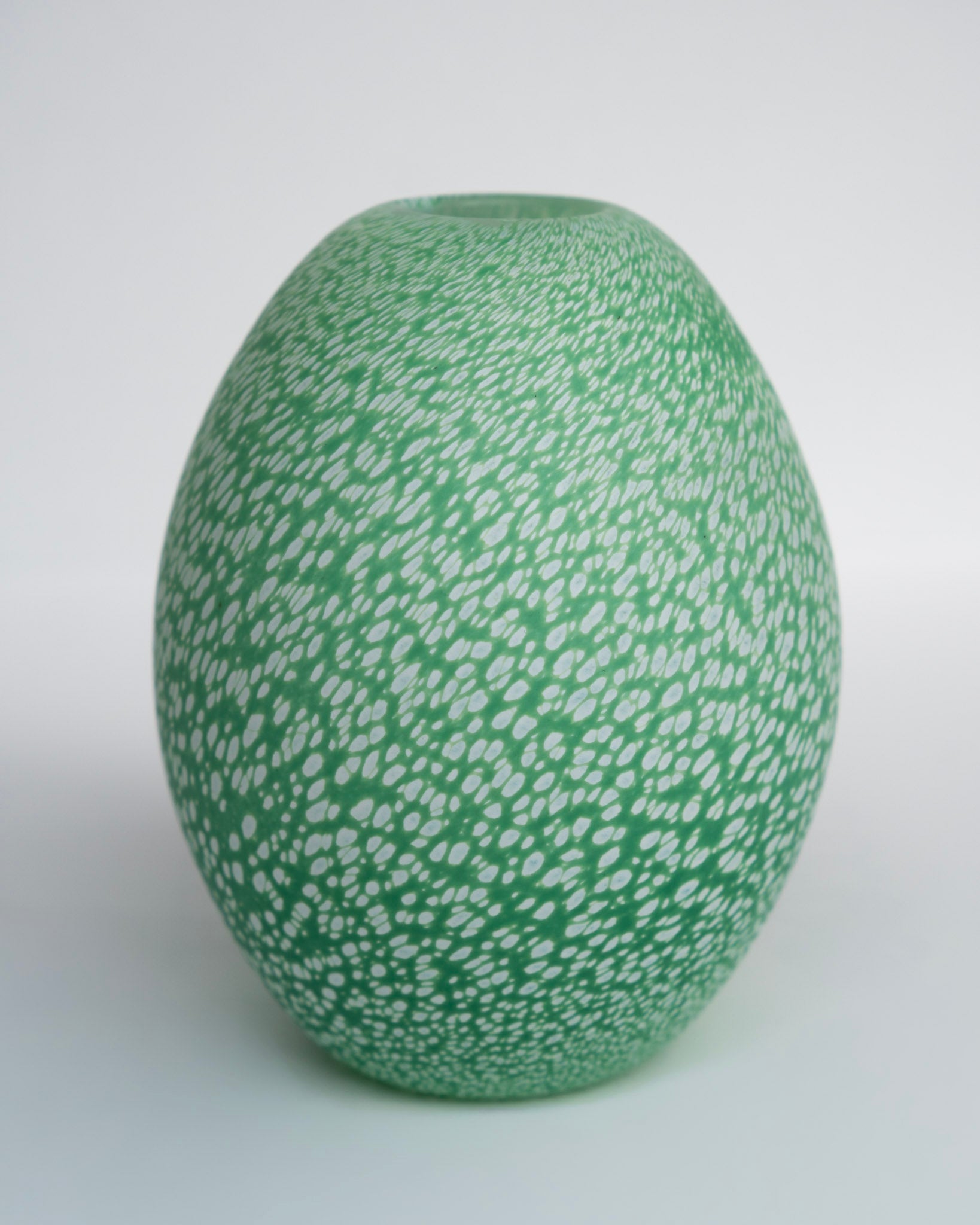 Eggvase i grønn og hvit med jevnt prikkemønster, eggform