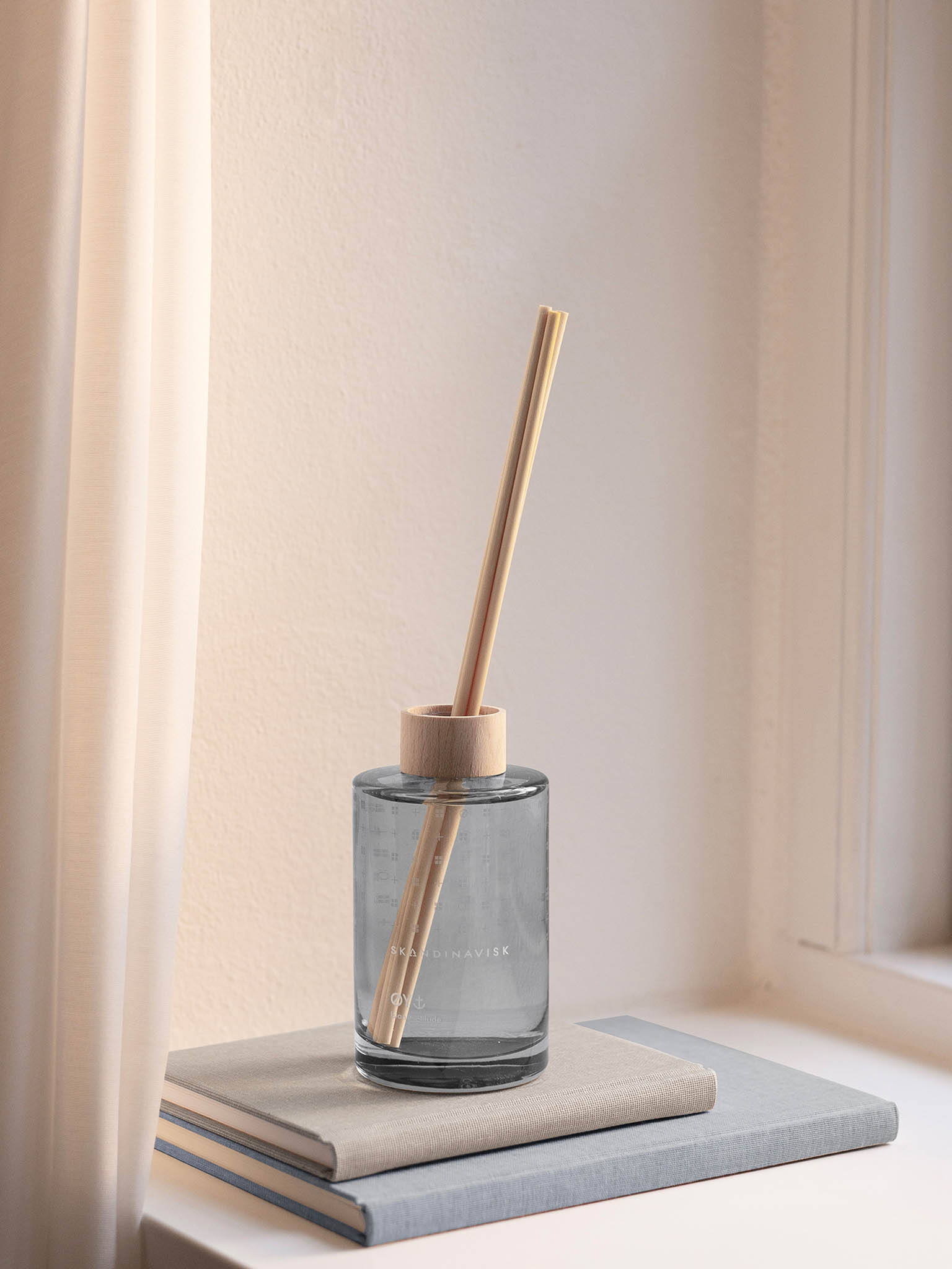 Duftdiffuser 200 ml i glass med tre sivrør, plassert på grå brett.