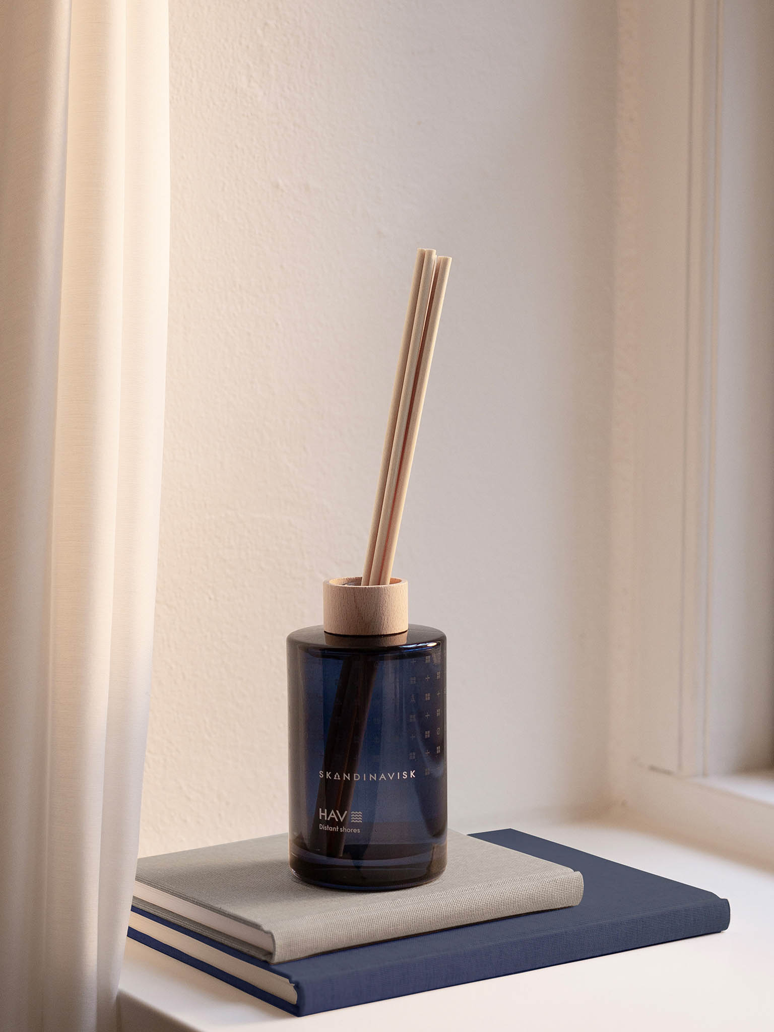 HAV duftdiffuser 200 ml med mørkeblå glassbeholder og tre duftpinner