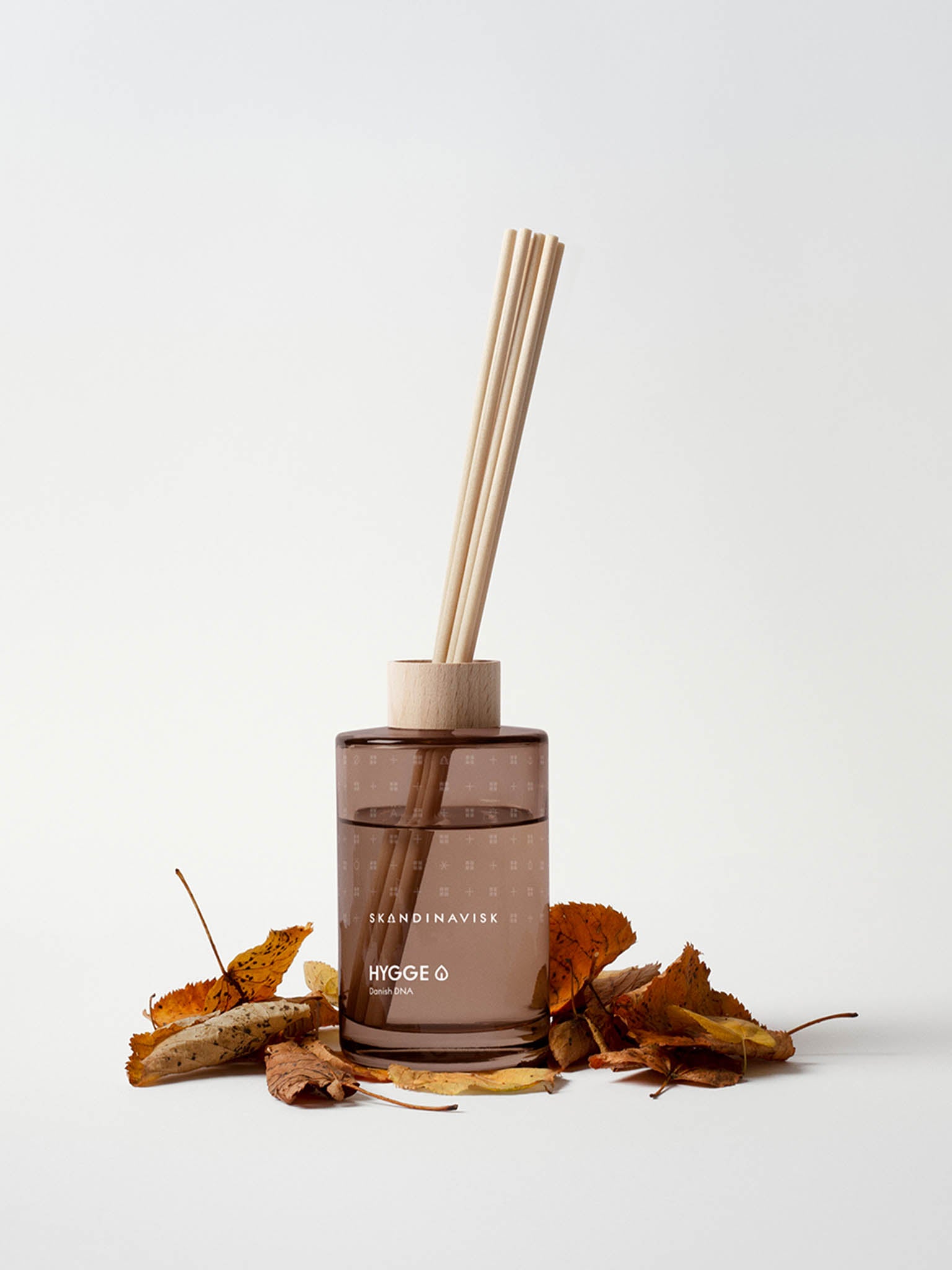 Duftdiffuser HYGGE 200 ml med rør og brunt glass ved tørkede blader