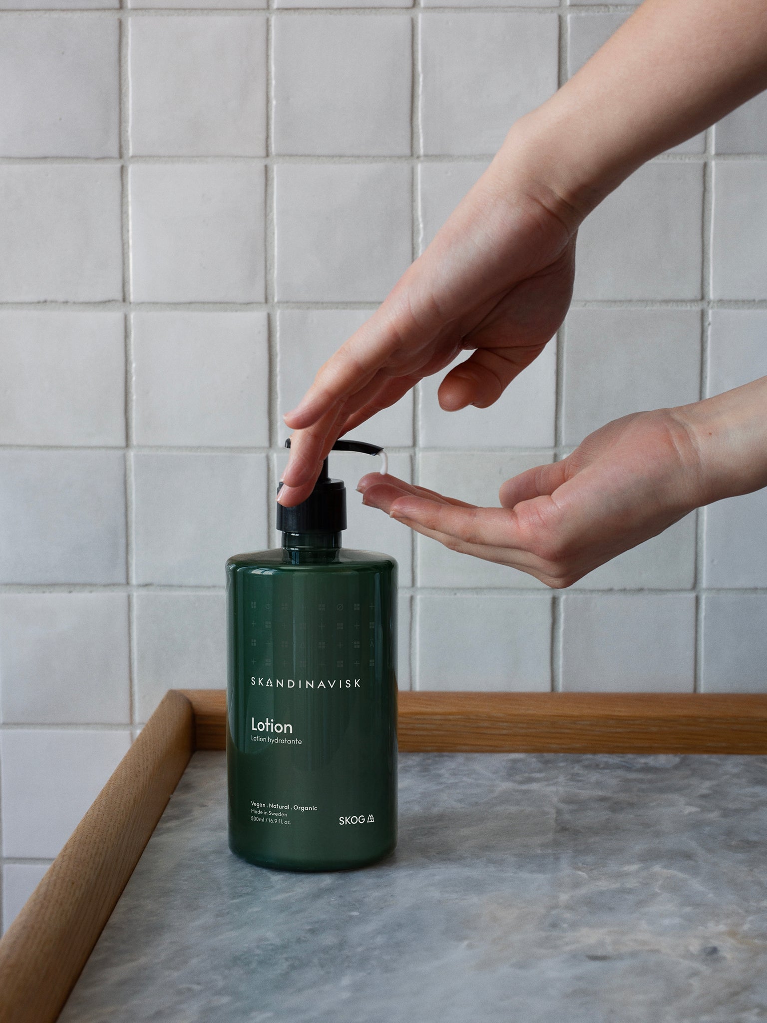 SKOG lotion 500 ml i mørkegrønn pumpeflaske, pumpe trykket av hånd