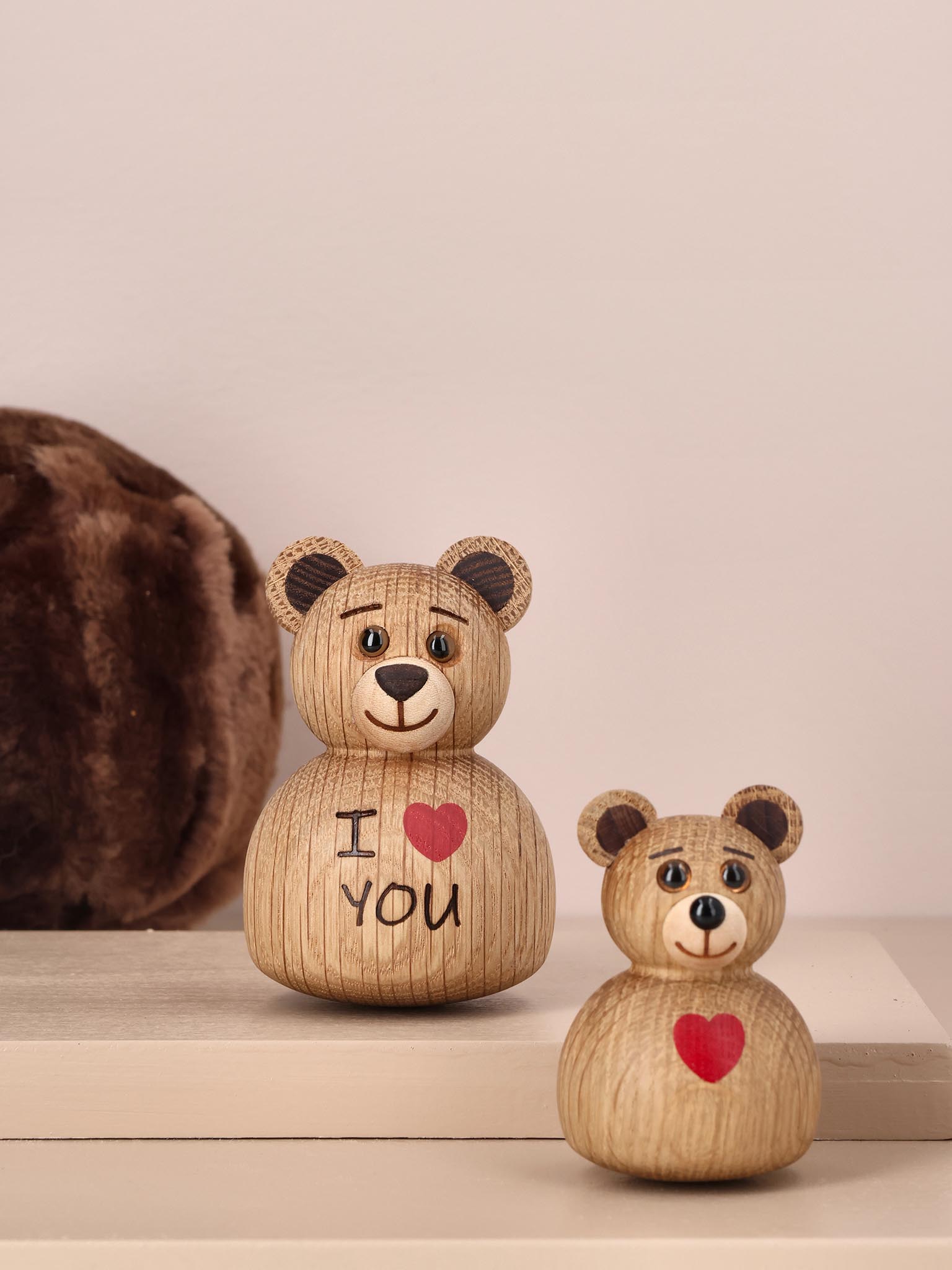 Mini bamsefigurer: stor med "I LOVE YOU" og lille med rødt hjerte