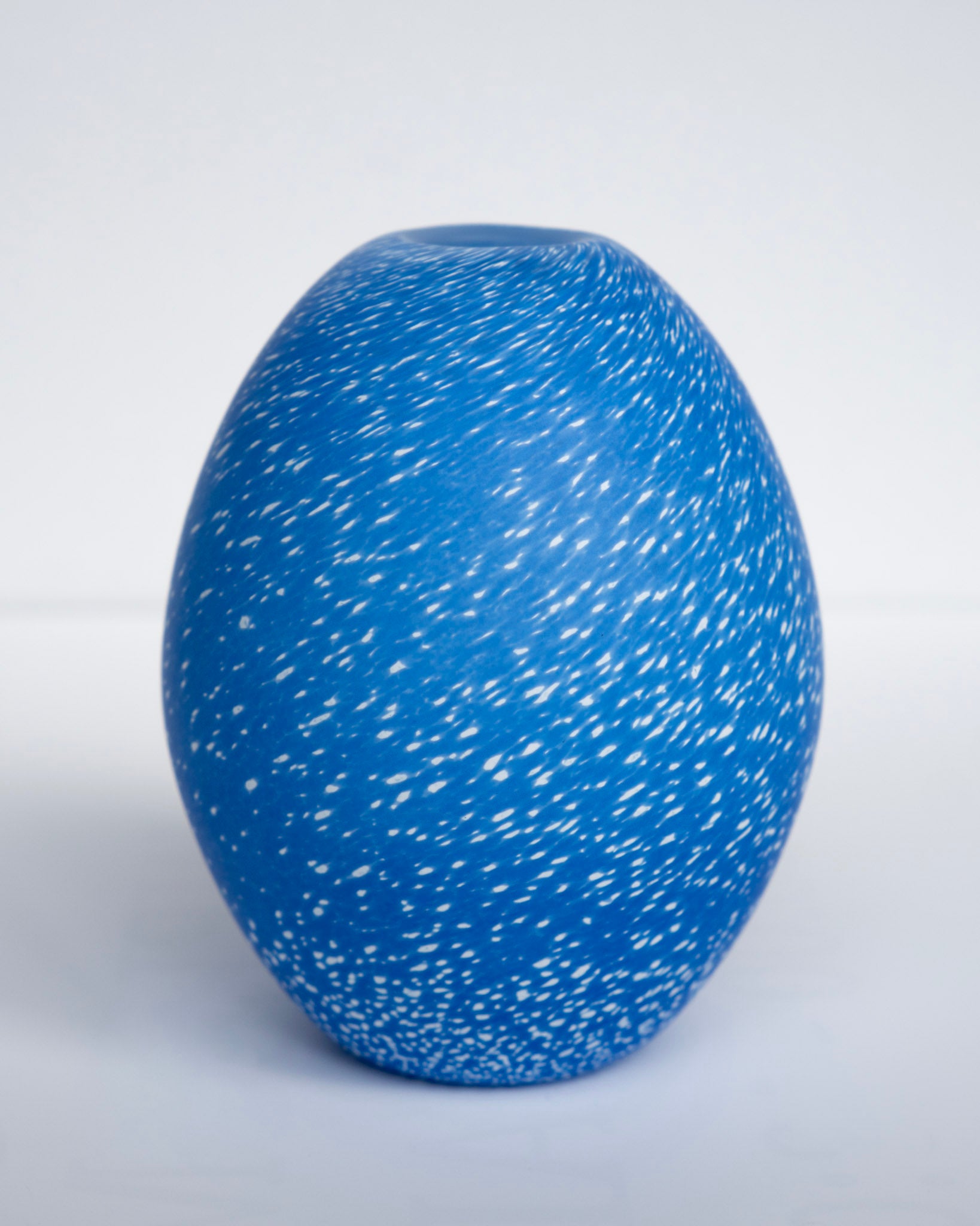 Blå eggvase i eggform med lyse flekker og rund åpning