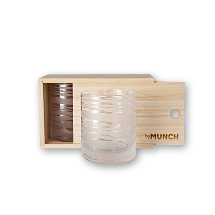 To glaskrus i gjennomsiktig glass i treboks med byMUNCH