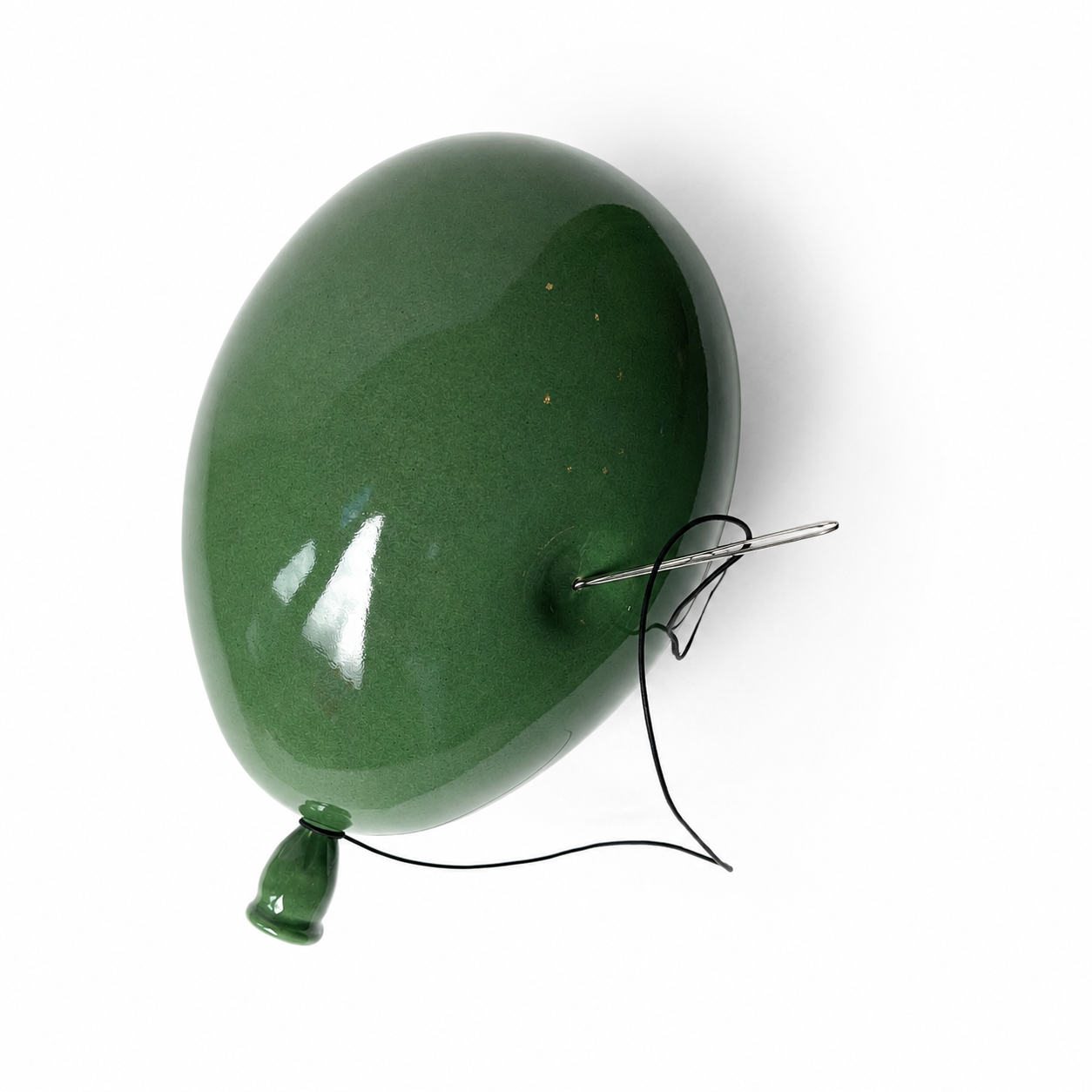 Grønn ballong med snor og festeklemme