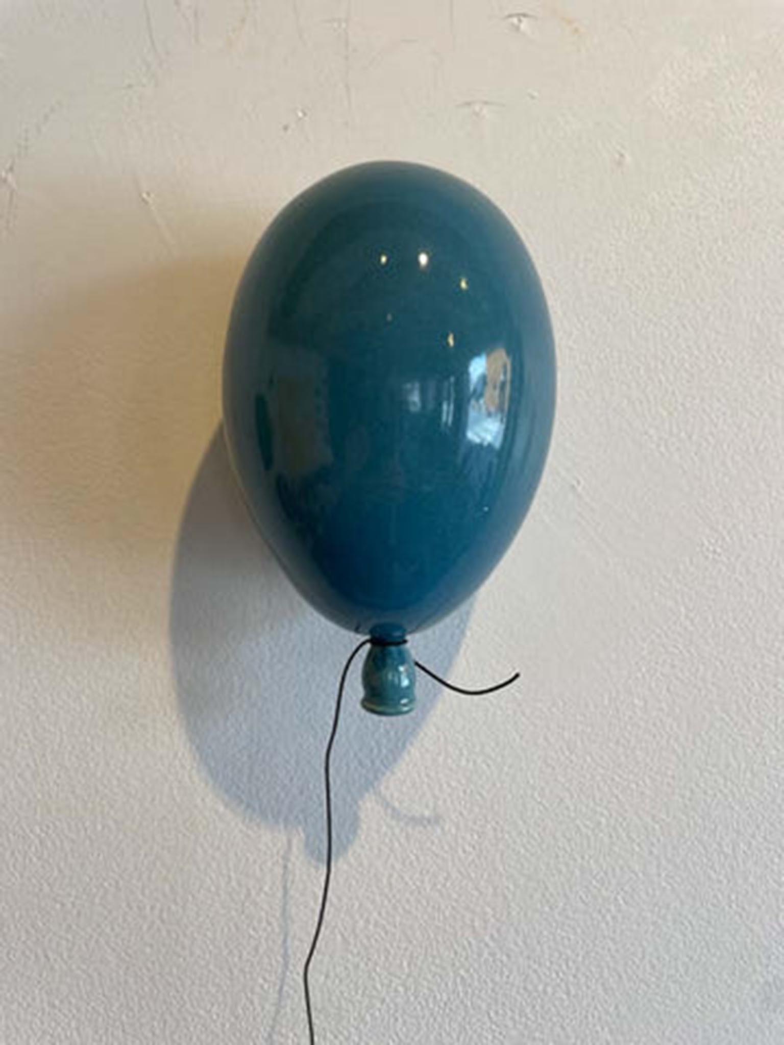 Blågrønn ballong med ventil og snor