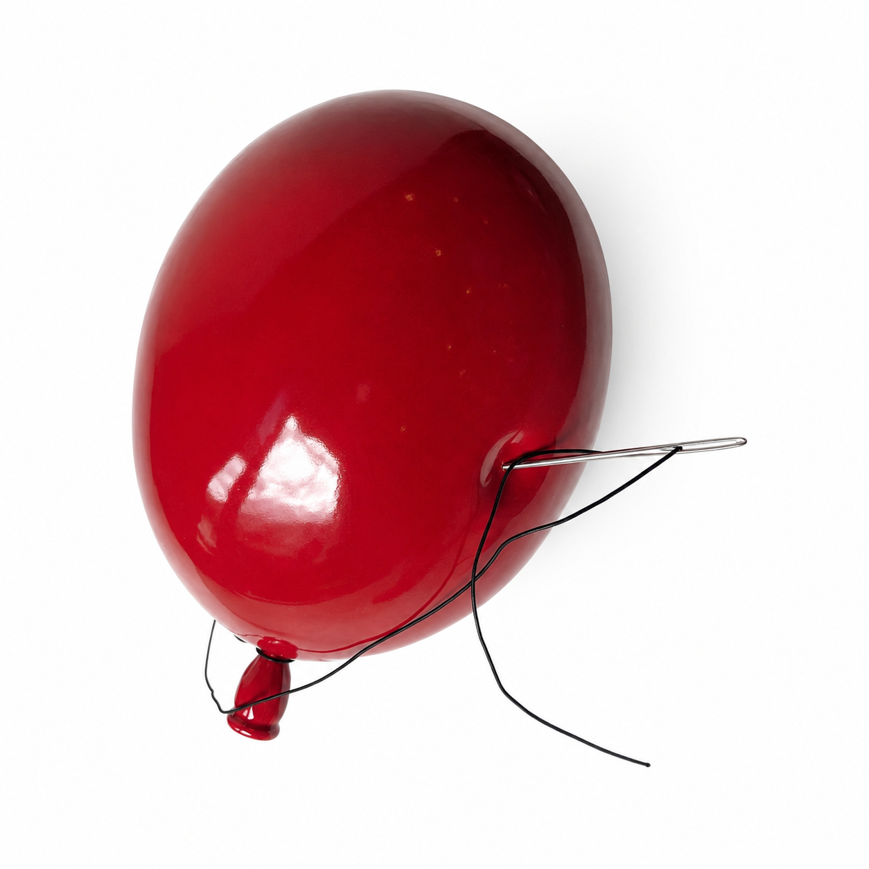 Rød ballong med snor og metallstift