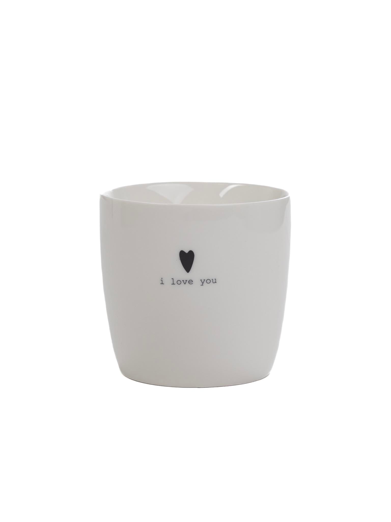 Hvit krus med hjerte og teksten «I love you»