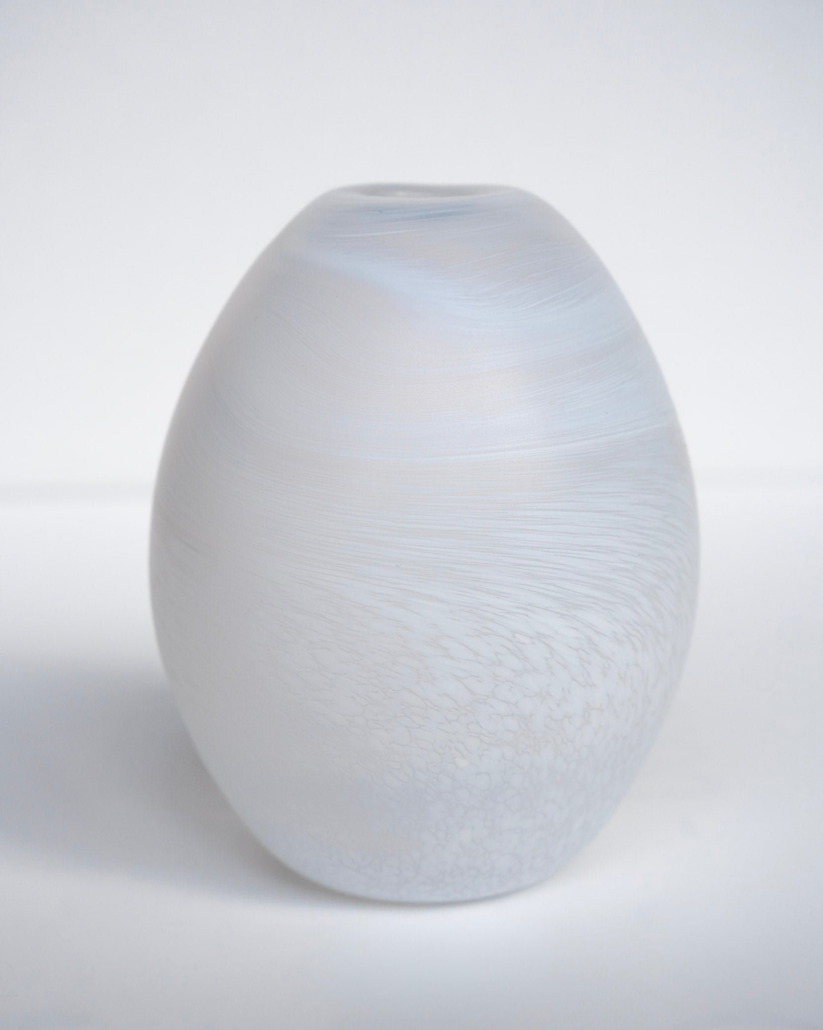 Eggevase i lys, glatt keramikk med eggform og åpen topp