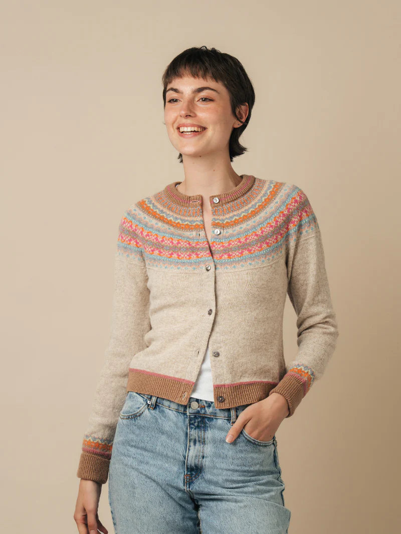 Kort strikket cardigan i beige med knapper, fargerike striper i krage og mansjetter