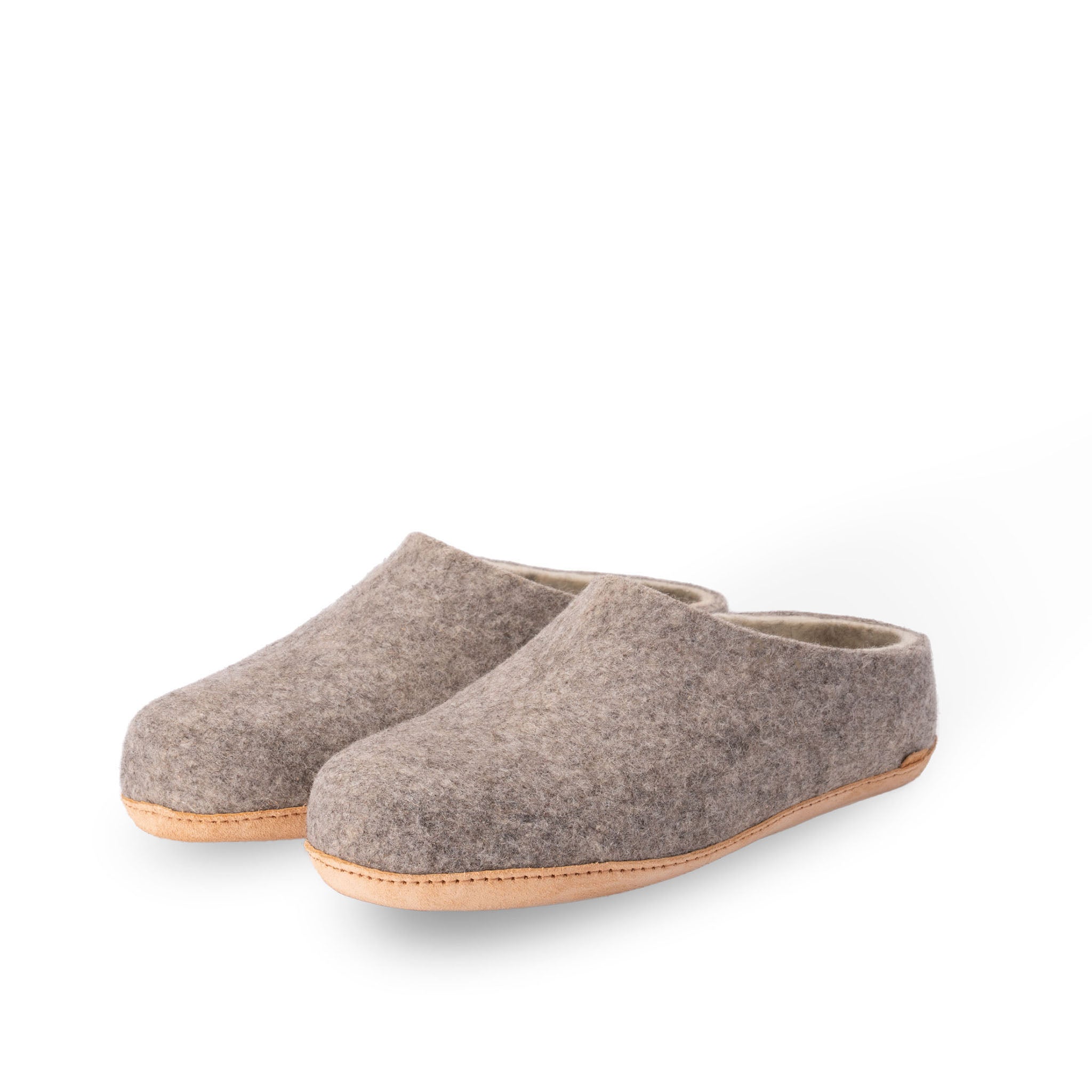 Par grå filt-tøfler med beige såle, slip-on