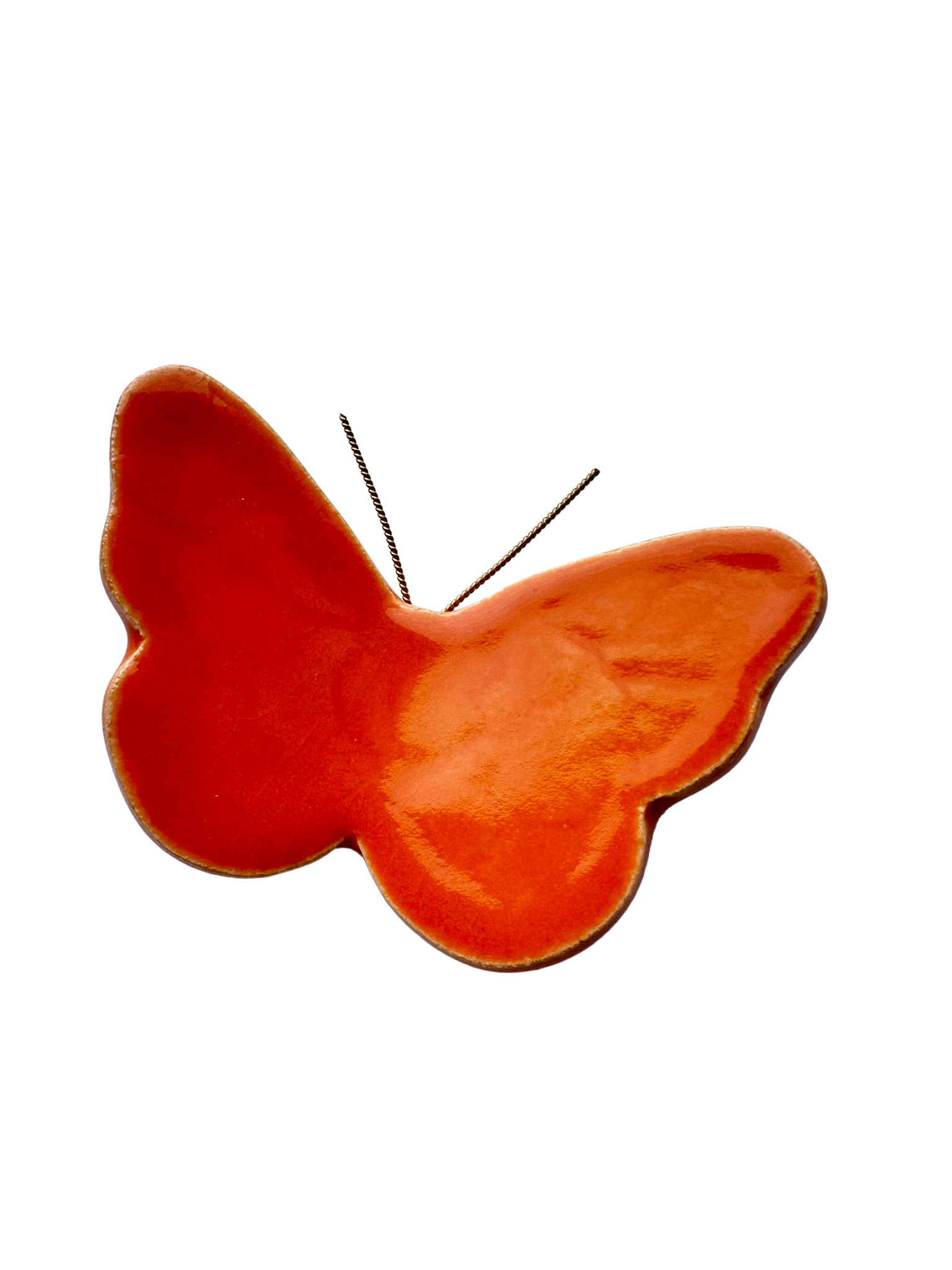 Sommerfugl #19 i rødt og orange med svarte antenner og markerte vinger