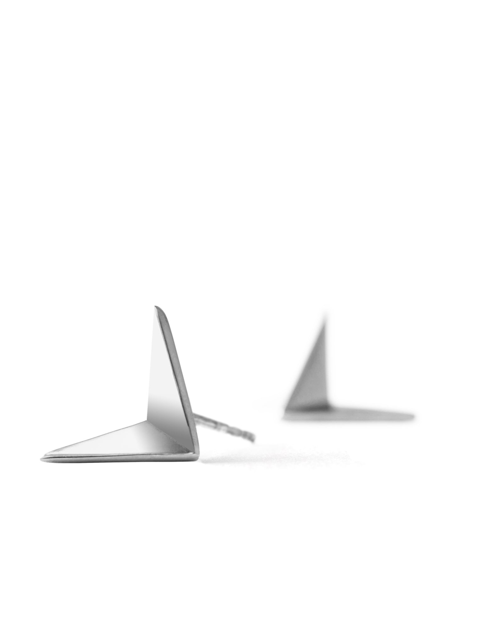 Fugleformede øredobber i metall, trekantet/puntet design, knoppfeste