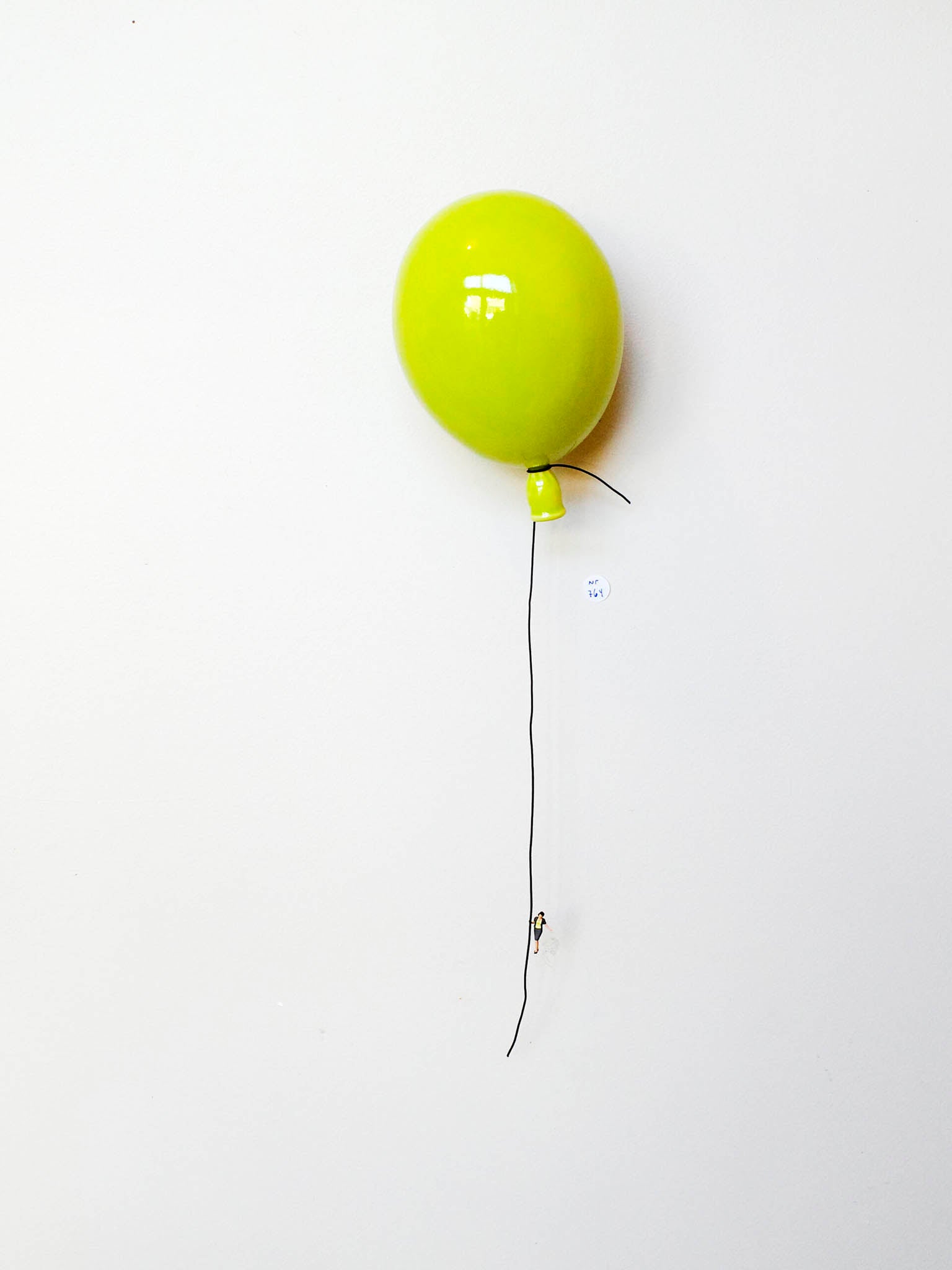 Gulgrønn ballong med knyttesnor og liten festestrikk