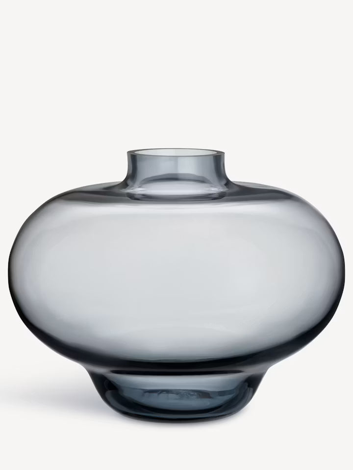 Rund glassvase med gråtonet matt overflate og kort smal hals