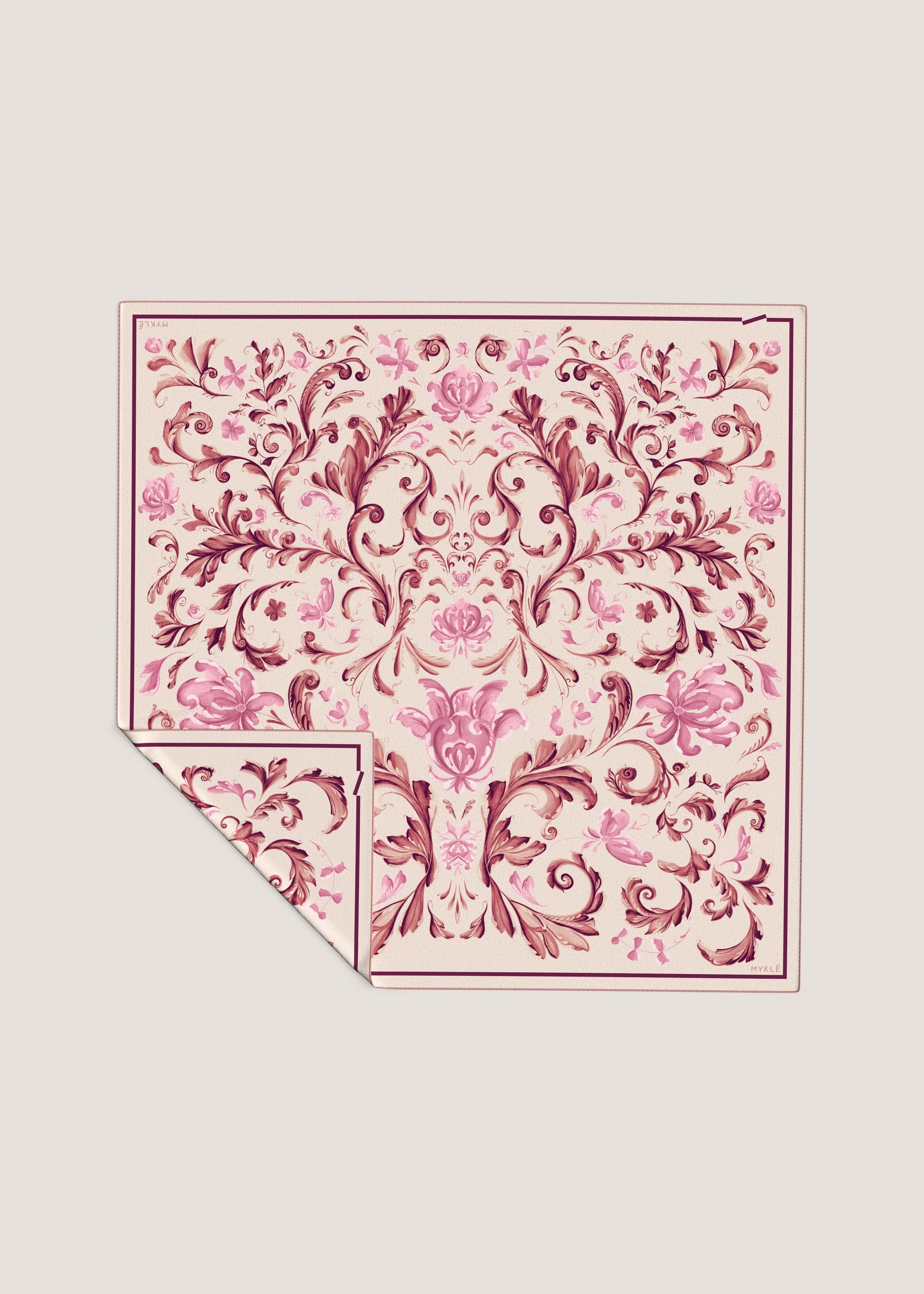 Silkesjal i lys rosa med rødblomstret ornamentmønster og innrammet kant
