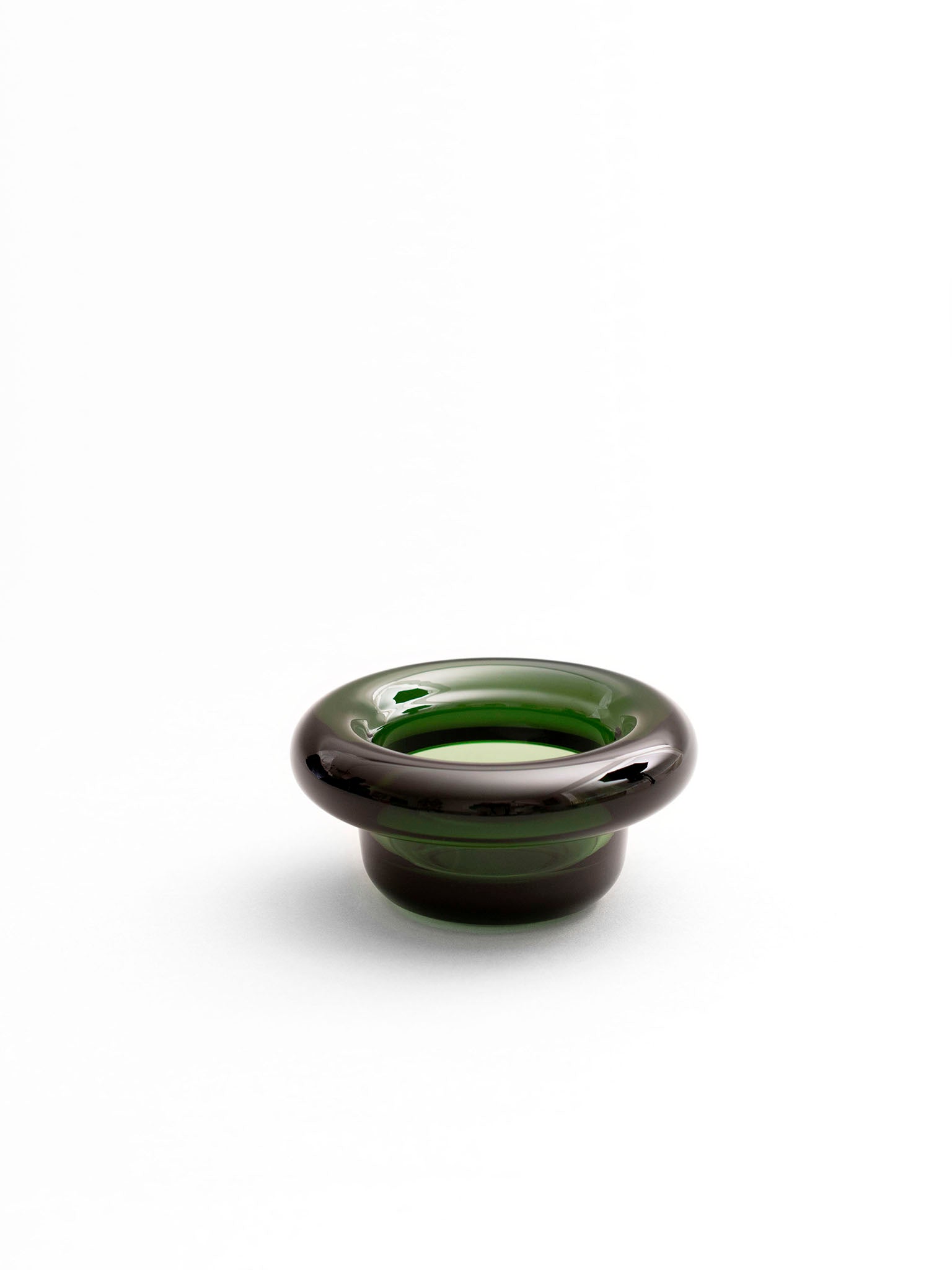 Grønn sirkel-lysholder i glass med åpen skål, sett forfra.