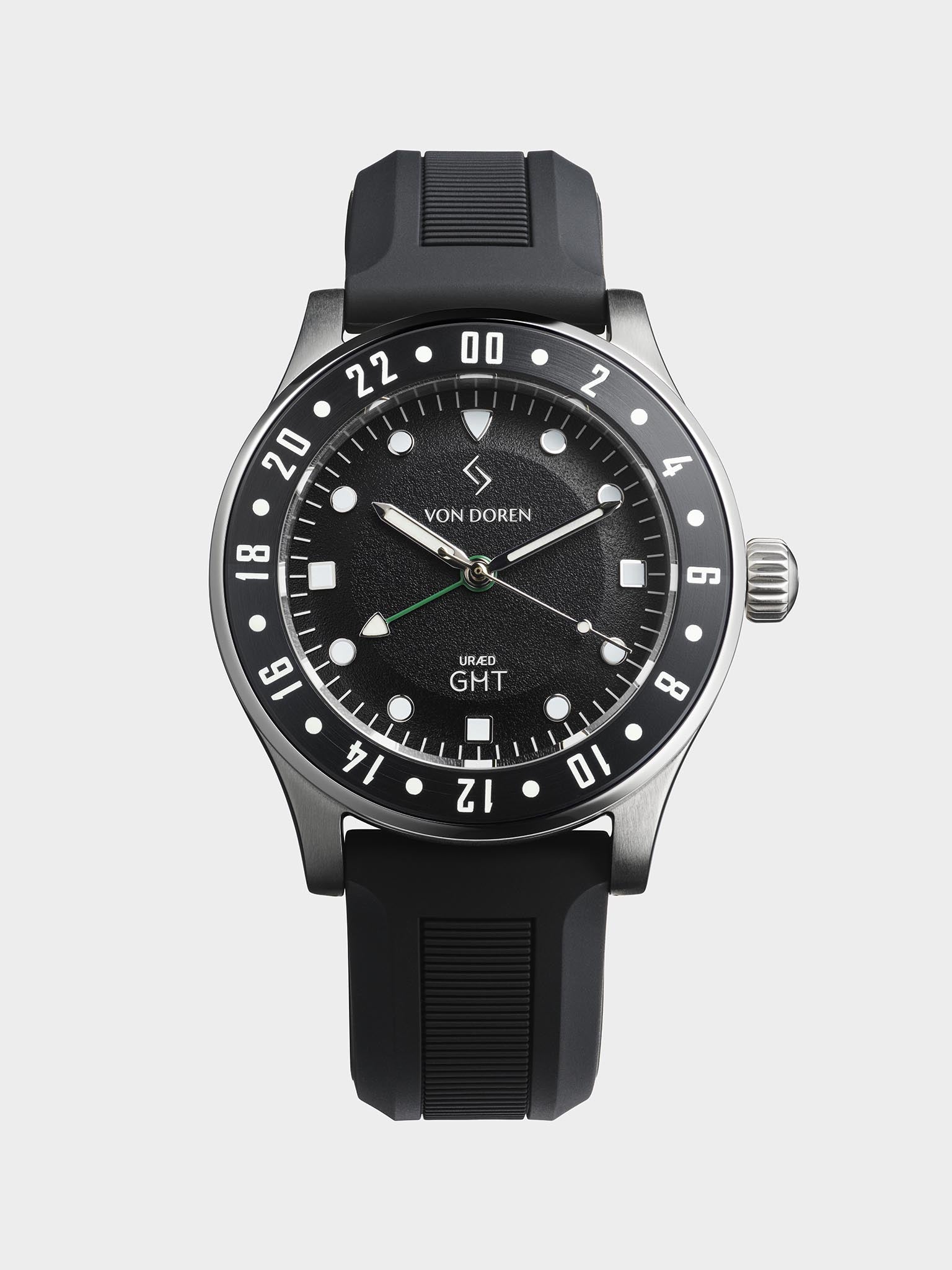 Uræd GMT armbåndsur med svart urskive, sølvbezel og svart silikonrem