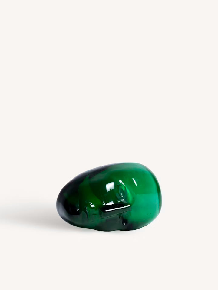 Blank grønn, dråpeformet stein med mørk kant