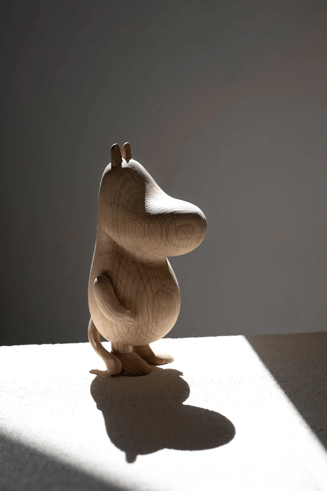 Moomin x Moomintroll eikefigur, helfigur i eik med sidevendt positur