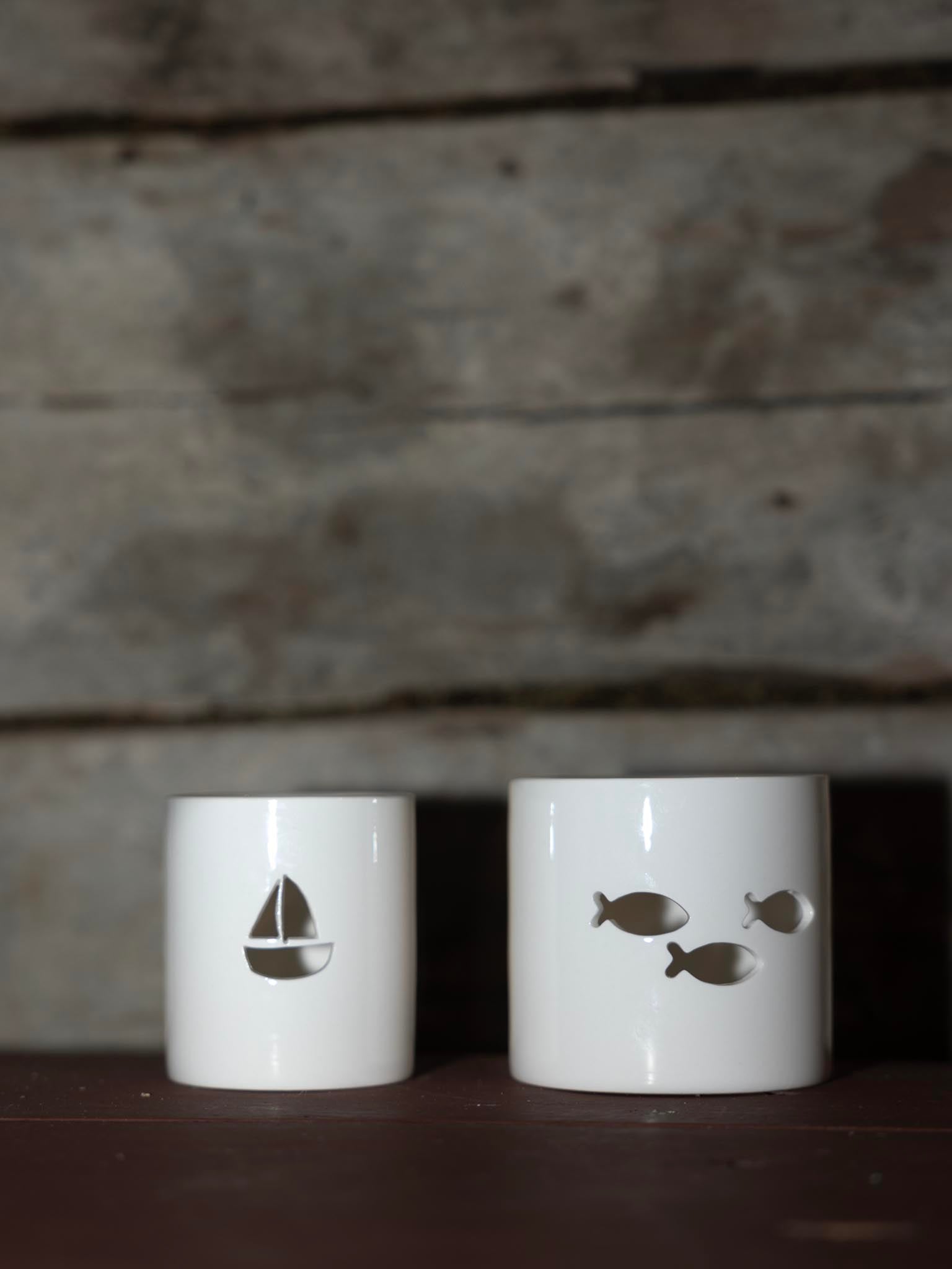 Hvit telysholder med fiskemotiv, medium, sett med to