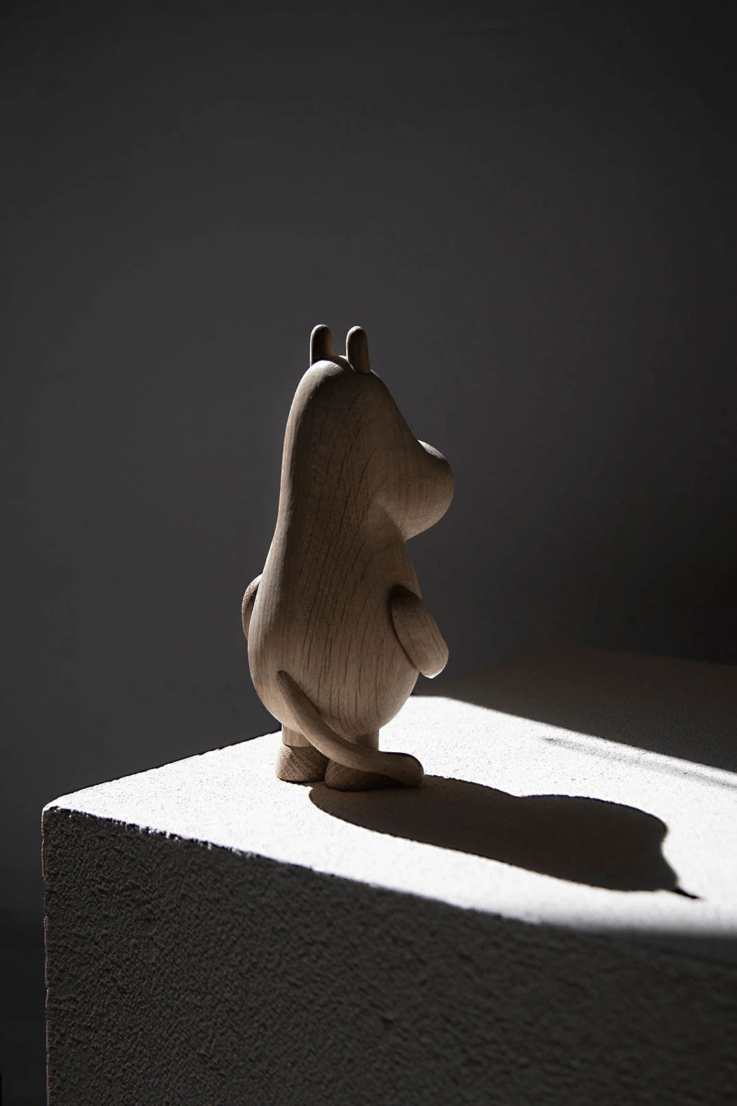 Moomin x Moomintroll eikefigur, stående sett fra siden på rektangulær sokkel