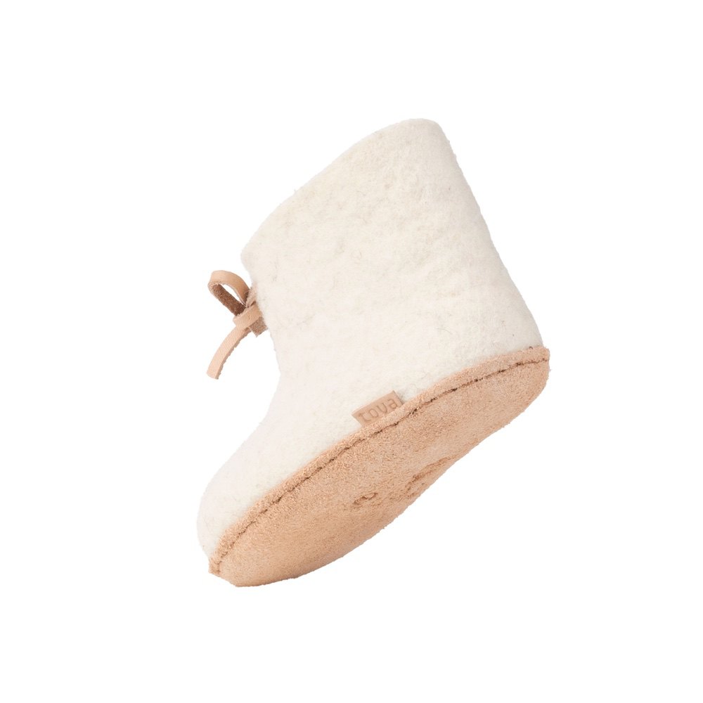 Baby tøffel i naturhvit filt sett fra siden, beige såle og snøring