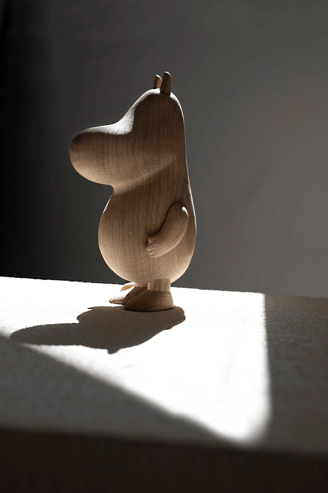 Moomin x Moomintroll eikefigur, stående forfra i eik, armer ut til siden