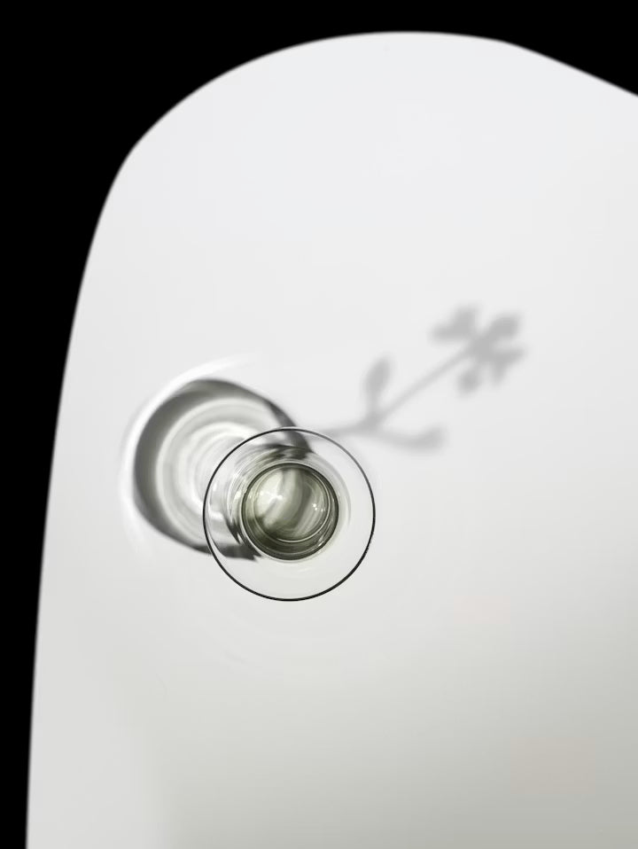 Mini-glassvase med rund åpning og fuglefotsdekor ved kanten