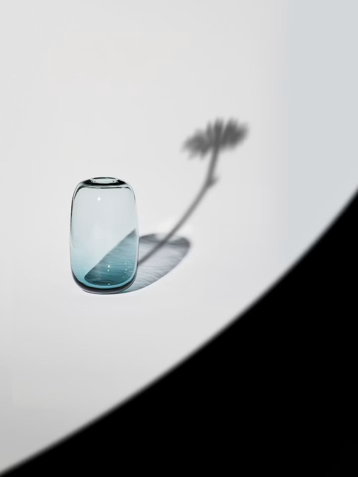 Minivase i klart glass med blåtonet bunn, blomsterstilk i