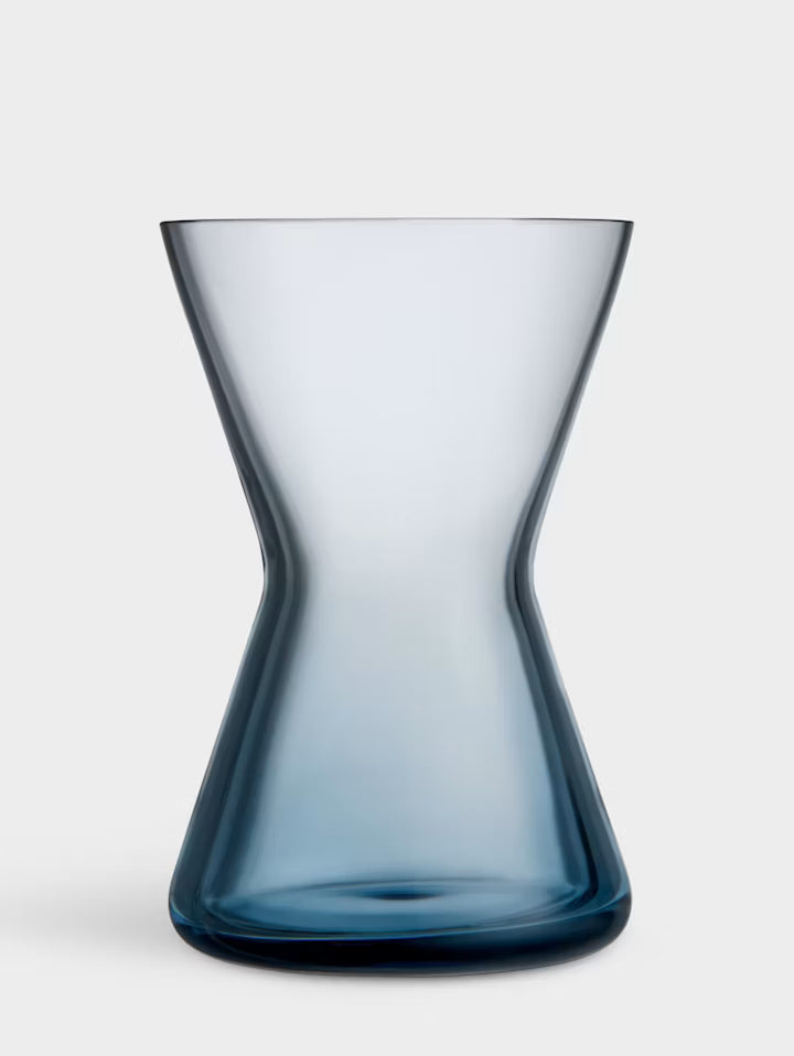 Minivase i klart blått glass, timeglassfasong med vid åpning oppe