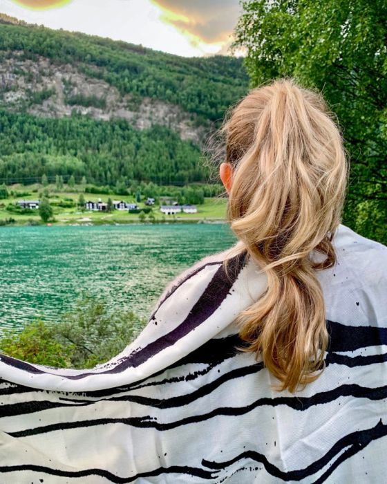 Halsduk i offwhite og svart, lang drapert over skuldrene med stribet mønster