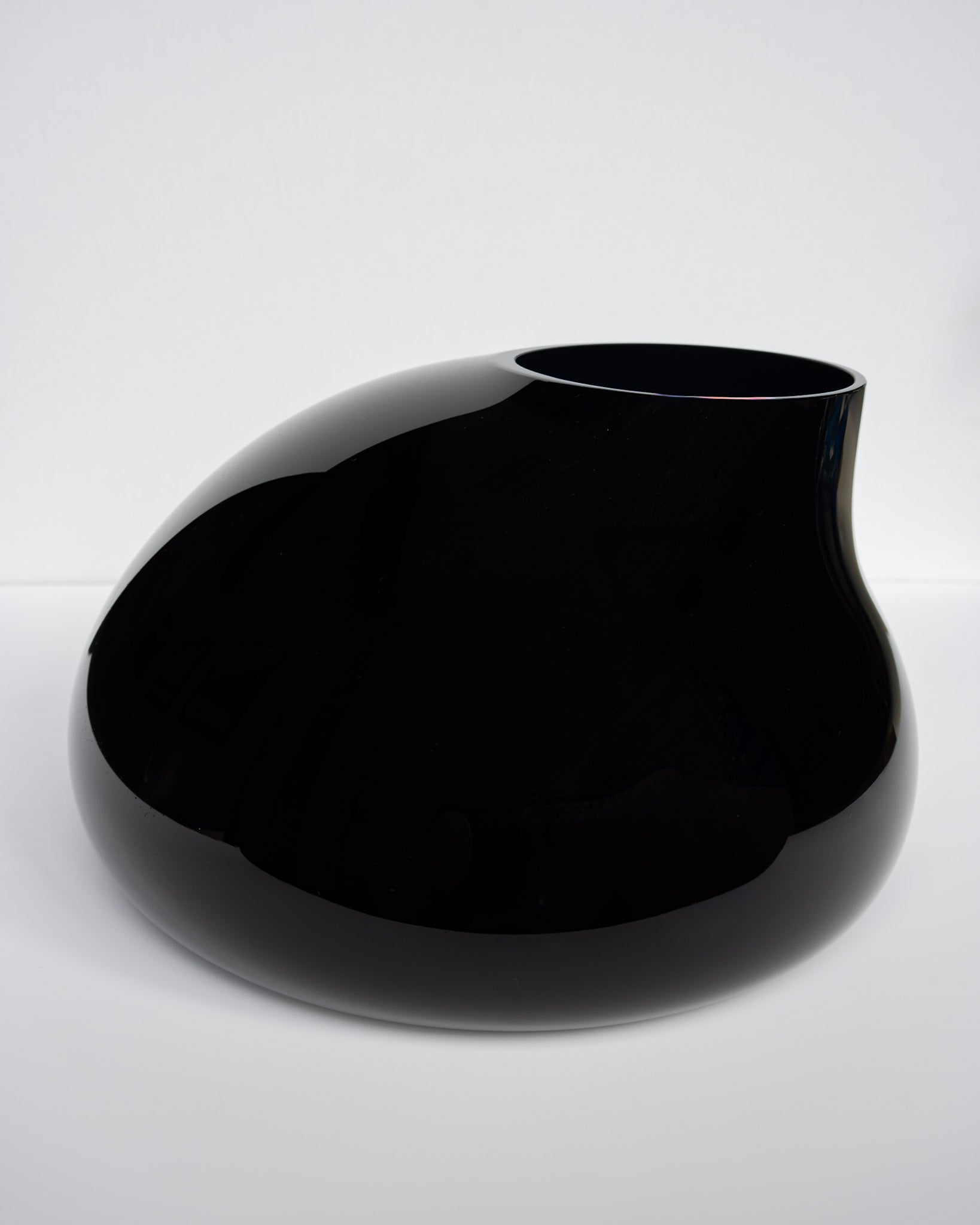 Svart ebonvase med rund, blank form og åpen munn