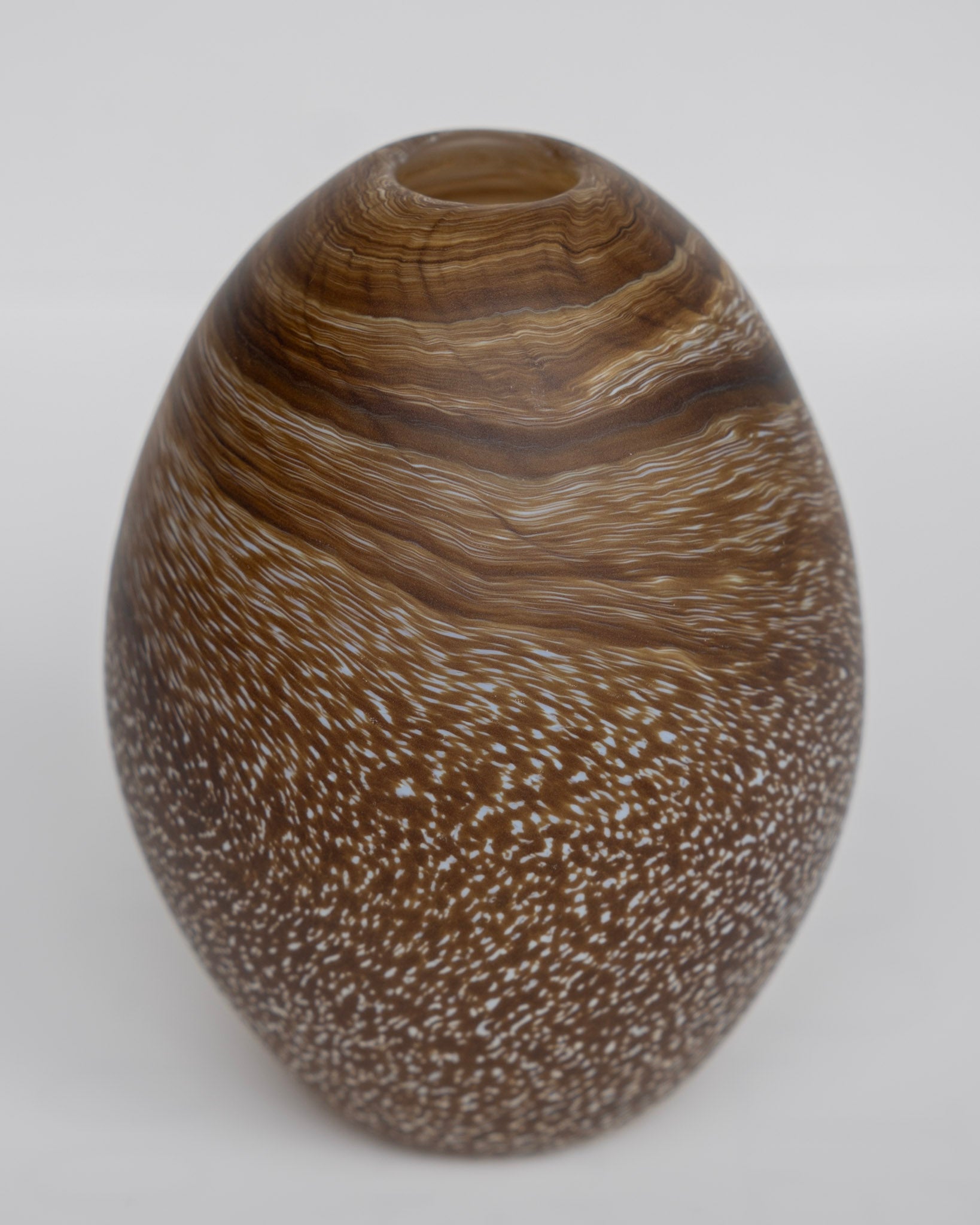 Brun eggvase med prikker og rund form