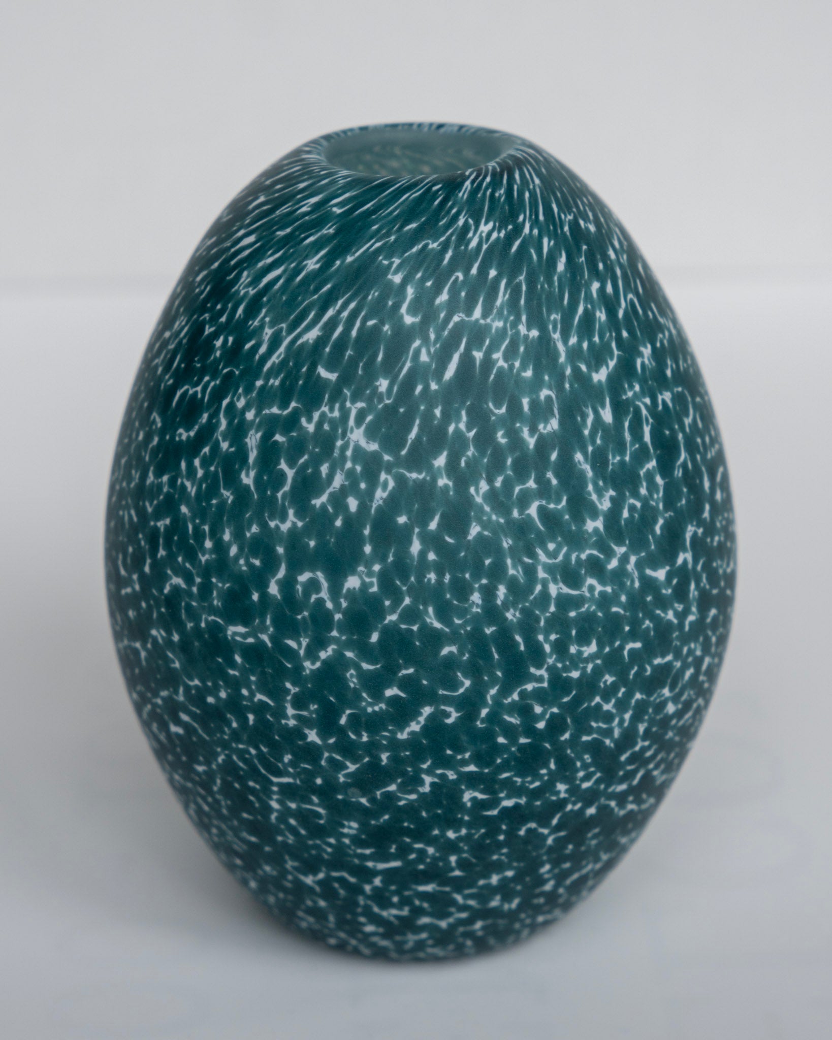 Mørk grønn eggevase med knudrete glasur og eggformet fasong