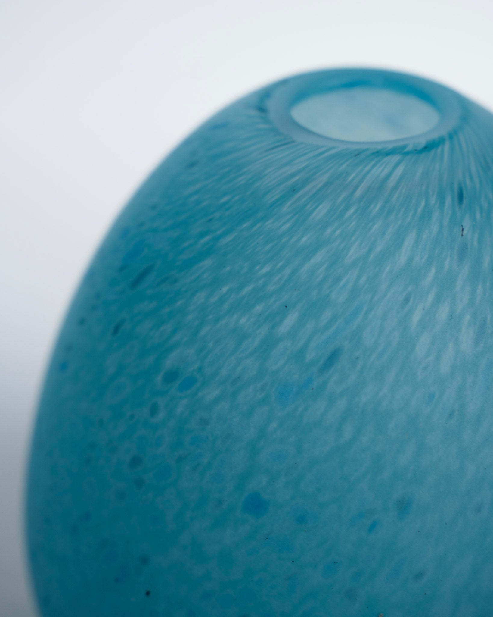Turkis eggvase med rund åpning og prikket, matt overflate