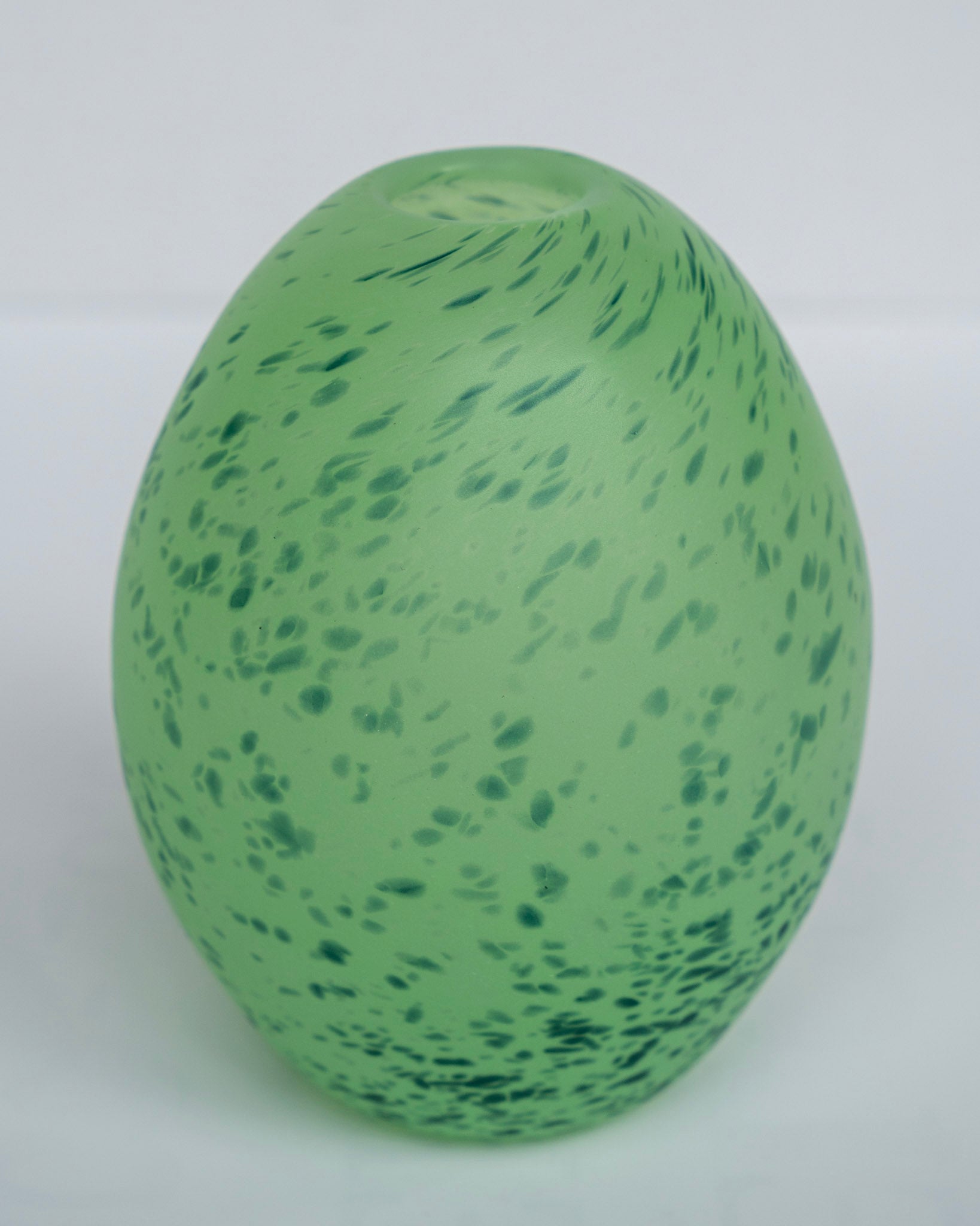 Grønn eggevase i eggform med prikket mønster