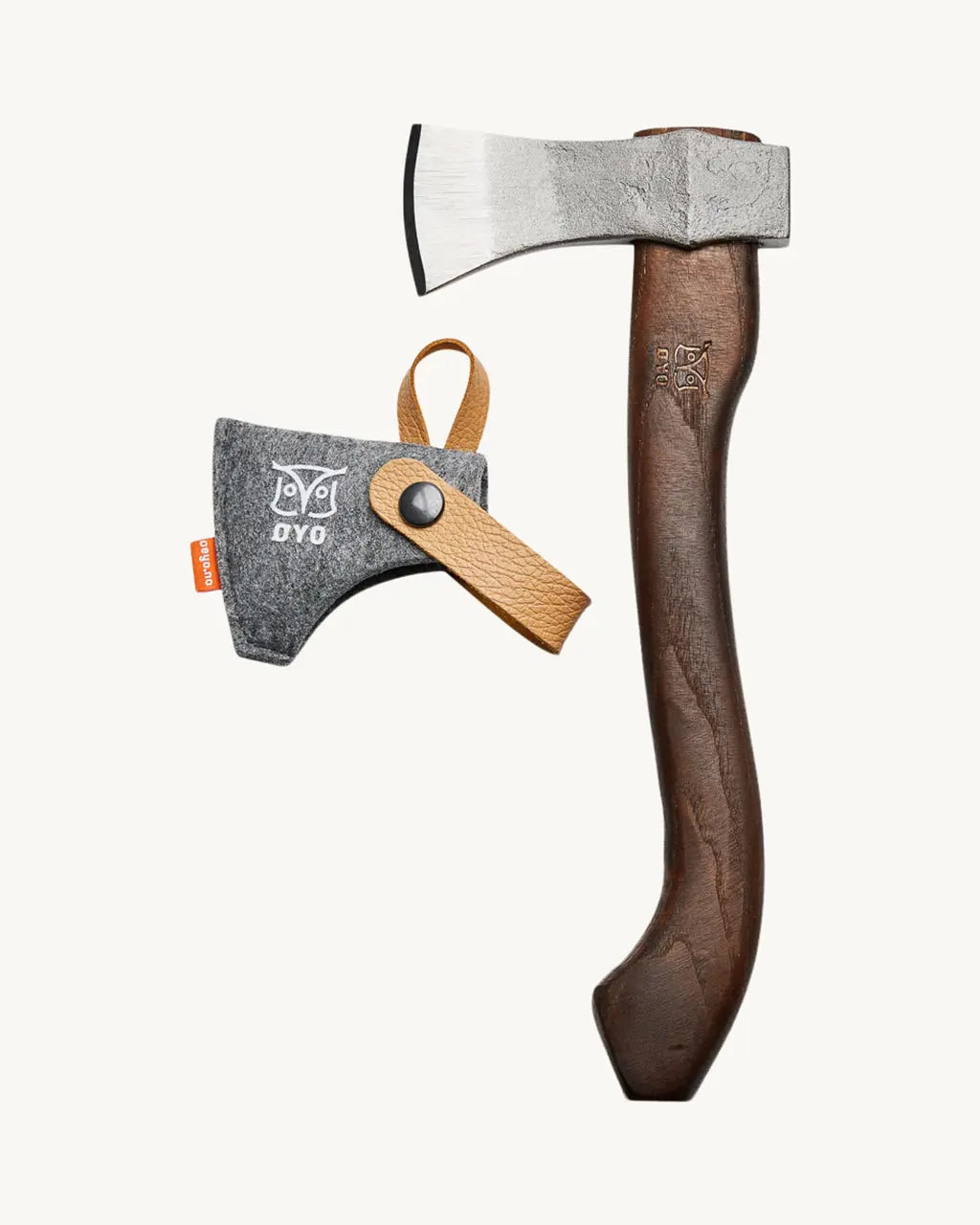 Øks VIKING 2000 med brunt skaft, grått metallhode og skjede med brunt remtrekk