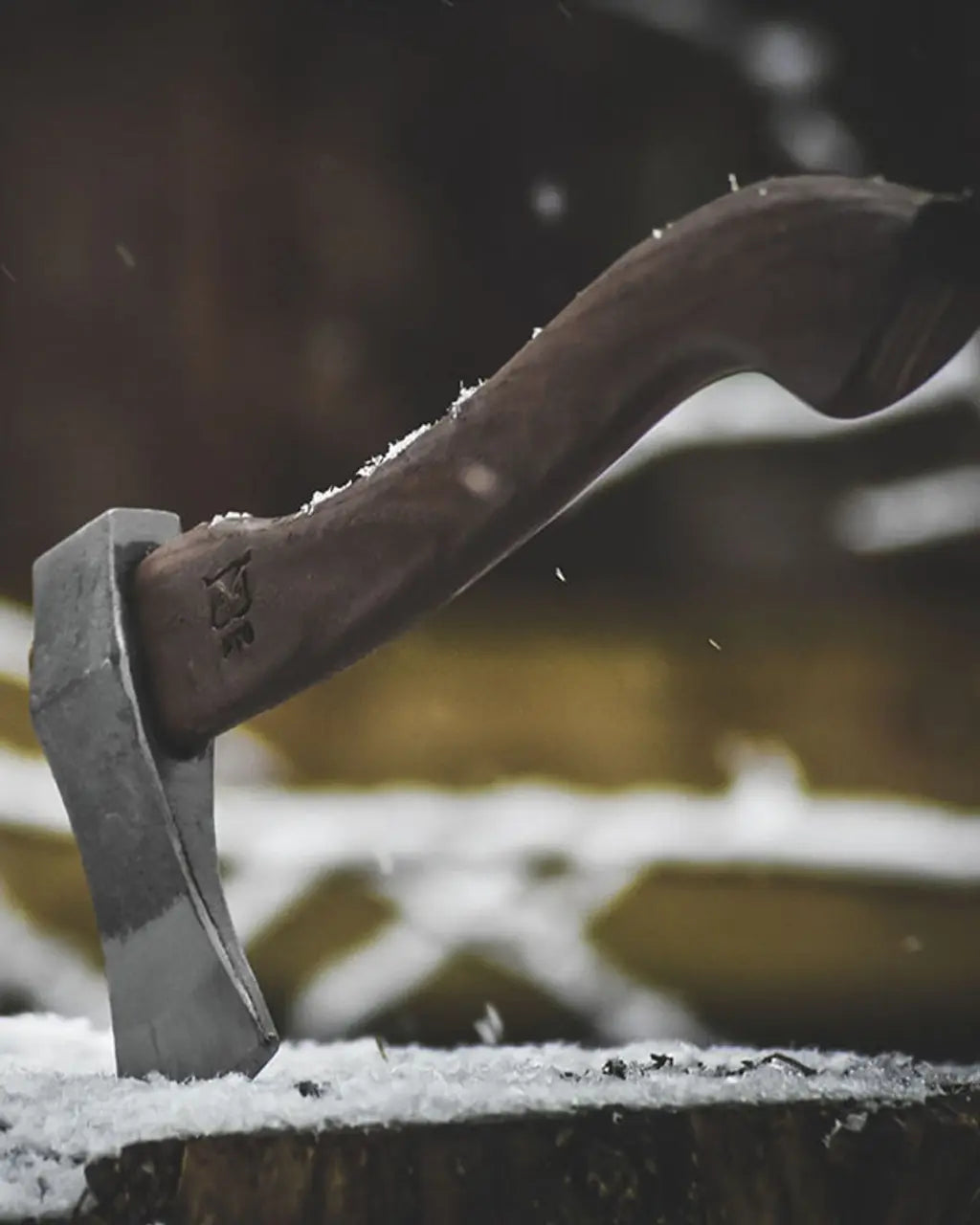 Øks VIKING 2000 – nærbilde av brunt skaft og grått metallhode med kant