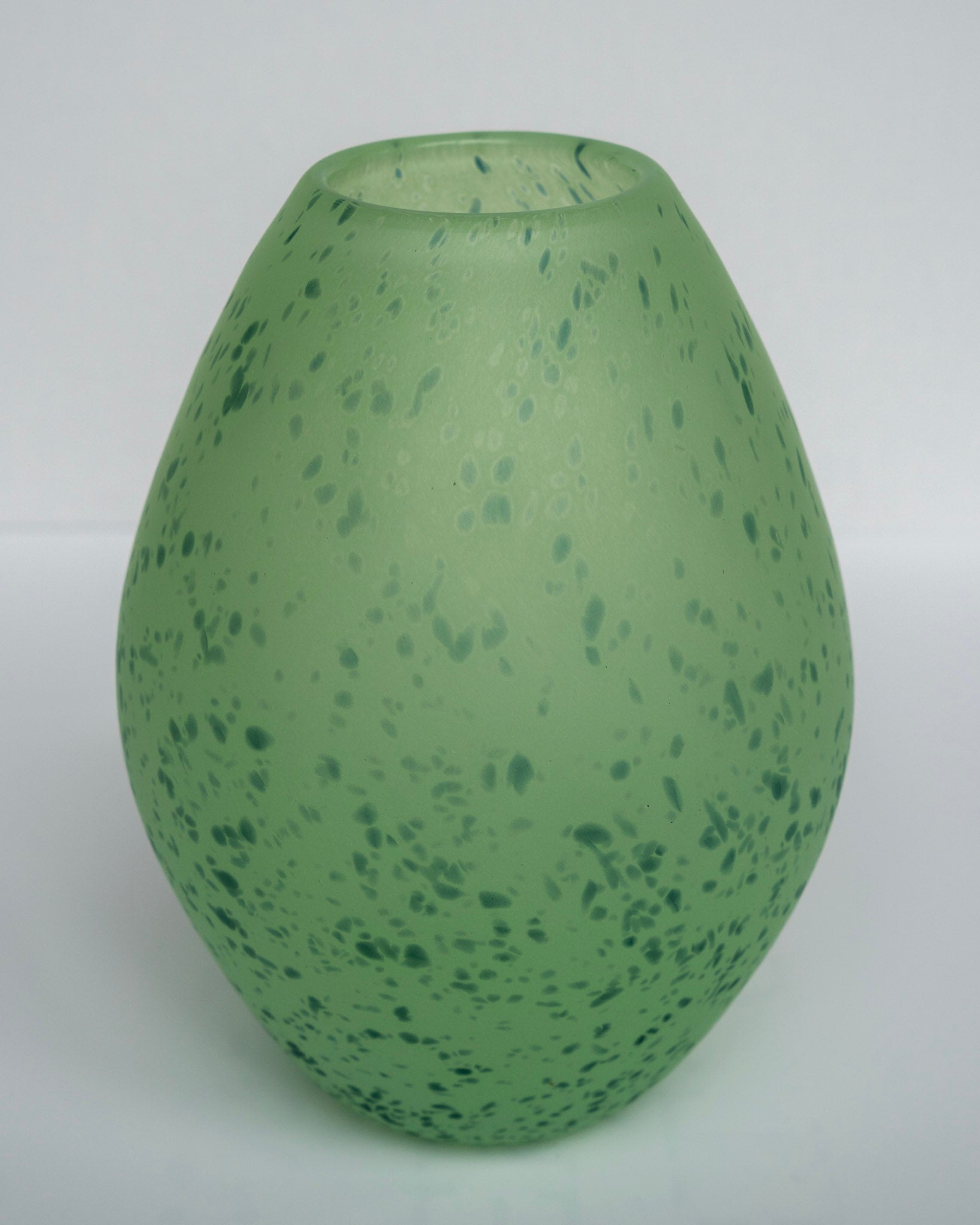 Grønn eggevase i eggform med prikkete glasur