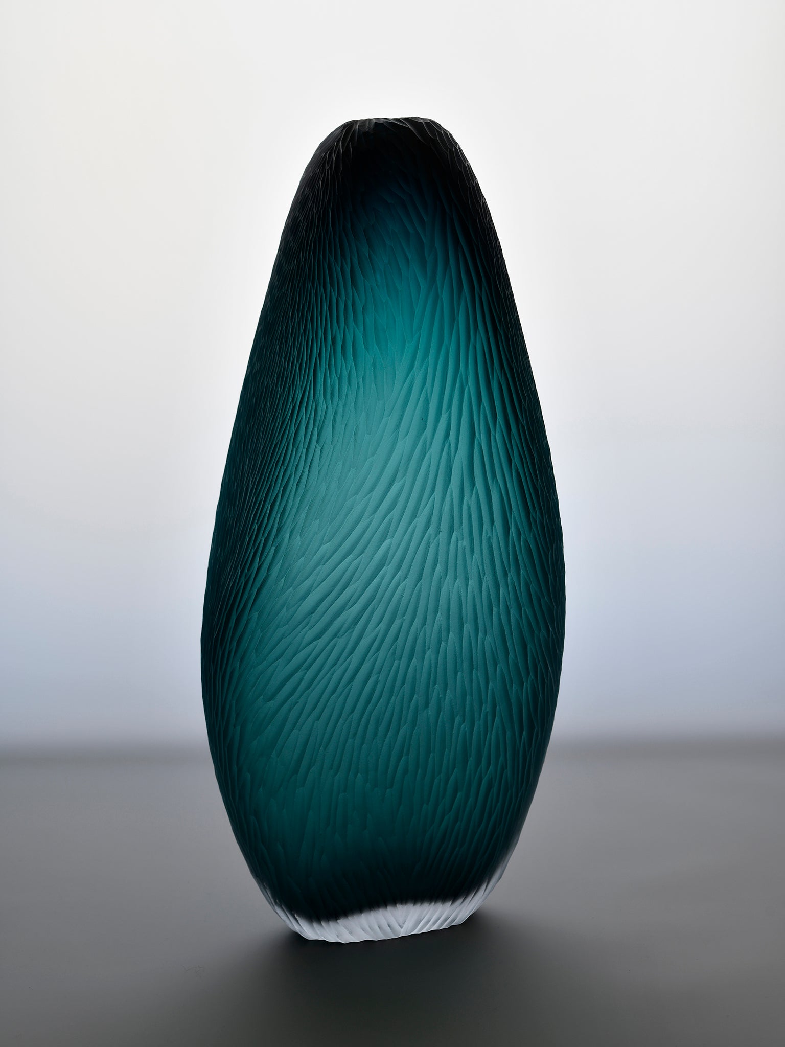 Oval vase med mørkeblå krage og turkis tekstur