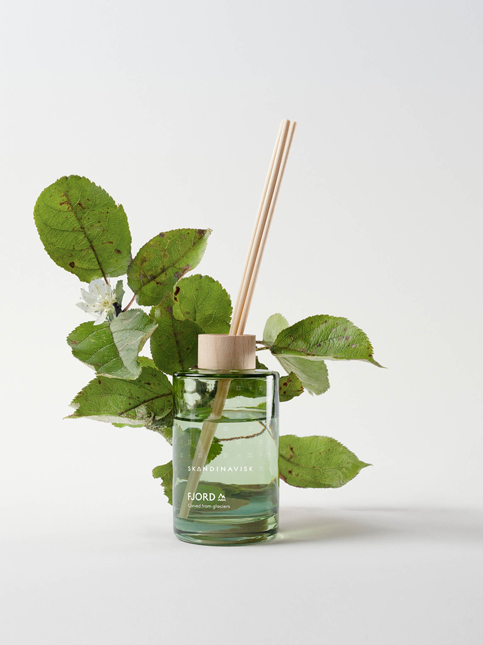 FJORD duftdiffuser 200 ml i grønt glass med duftpinner og grønne blader