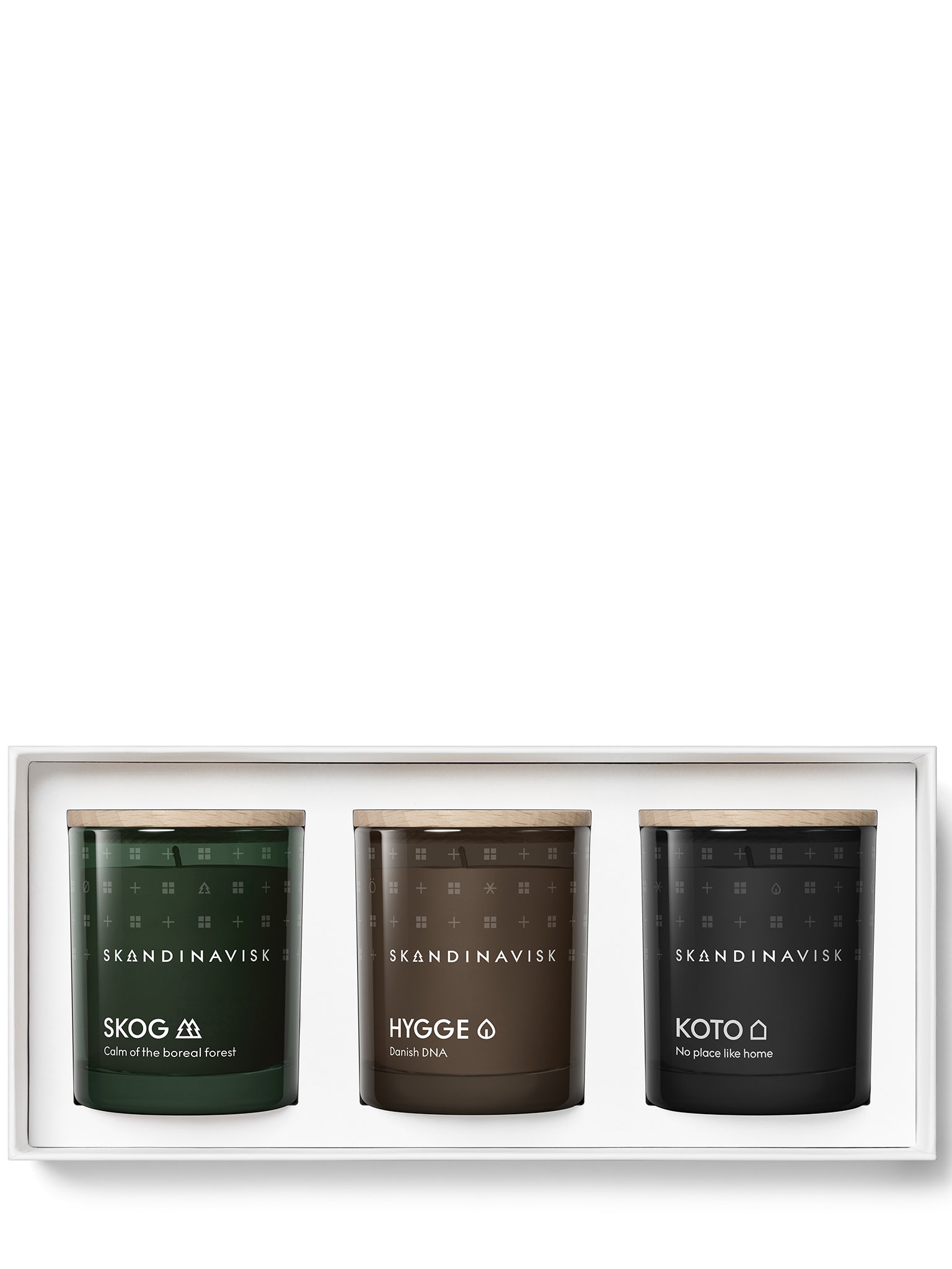 Tre mini duftlys i glaskrukker i hvid bakke: SKOG, HYGGE og KOTO